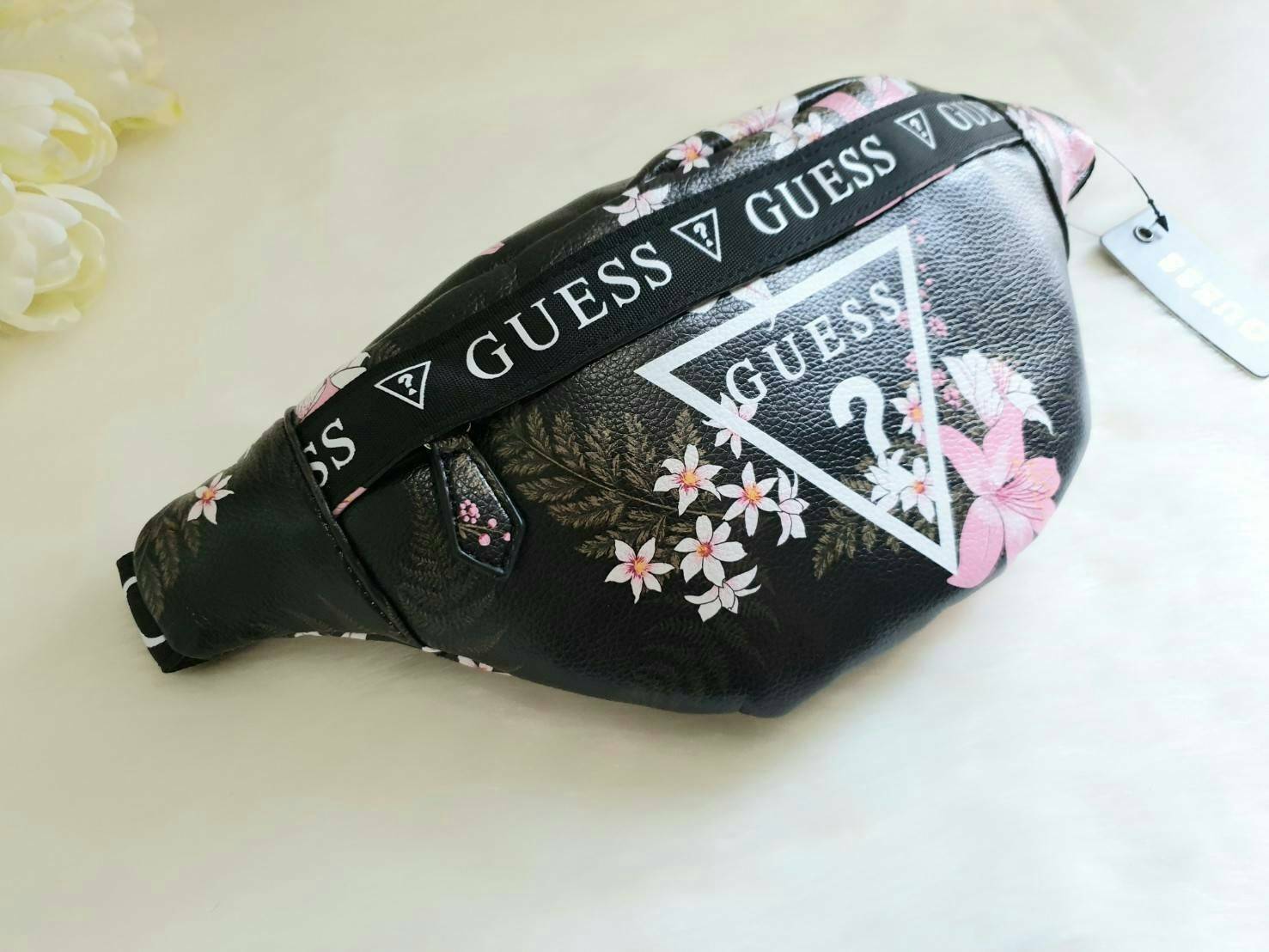 GUESS GESABEL GYM FANNY PACK กระเป๋าหนังคาดเอว/อก ด้านหน้าปั๊มโลโก้แบรนด์ทรงสามเหลี่ยม ตัวกระเป๋าเปิดปิดด้วยซิปใช้งานง่าย มี 2 ช่องซิป มีลูกเล่นซ่อนซิปหน้าคาดปิดด้วยสายพิมพ์โลโก้ ภายในกระเป๋าโล่งกว้าง สามารถใส่มือถือได้ทุกรุ่น จุของได้เยอะ รับรองถูกใจสาวๆ