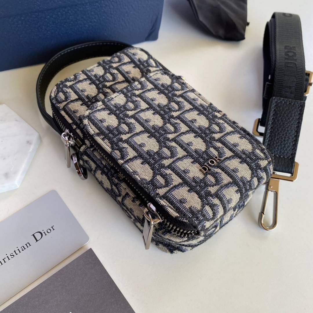 DIOR Micro Rider Pouch Beige and Black / Dior phone bag เกรดออริจินอล กระเป๋าสะพายใส่โทรศัพท์ใส่บัตร สายสะพายข้างถอดได้ ปรับระดับได้ การตัดเย็บละเอียด ตอบโจทย์การใช้งาน ภาพสินค้าถ่ายจากงานขายจริงใช้งานต่างประเทศได้