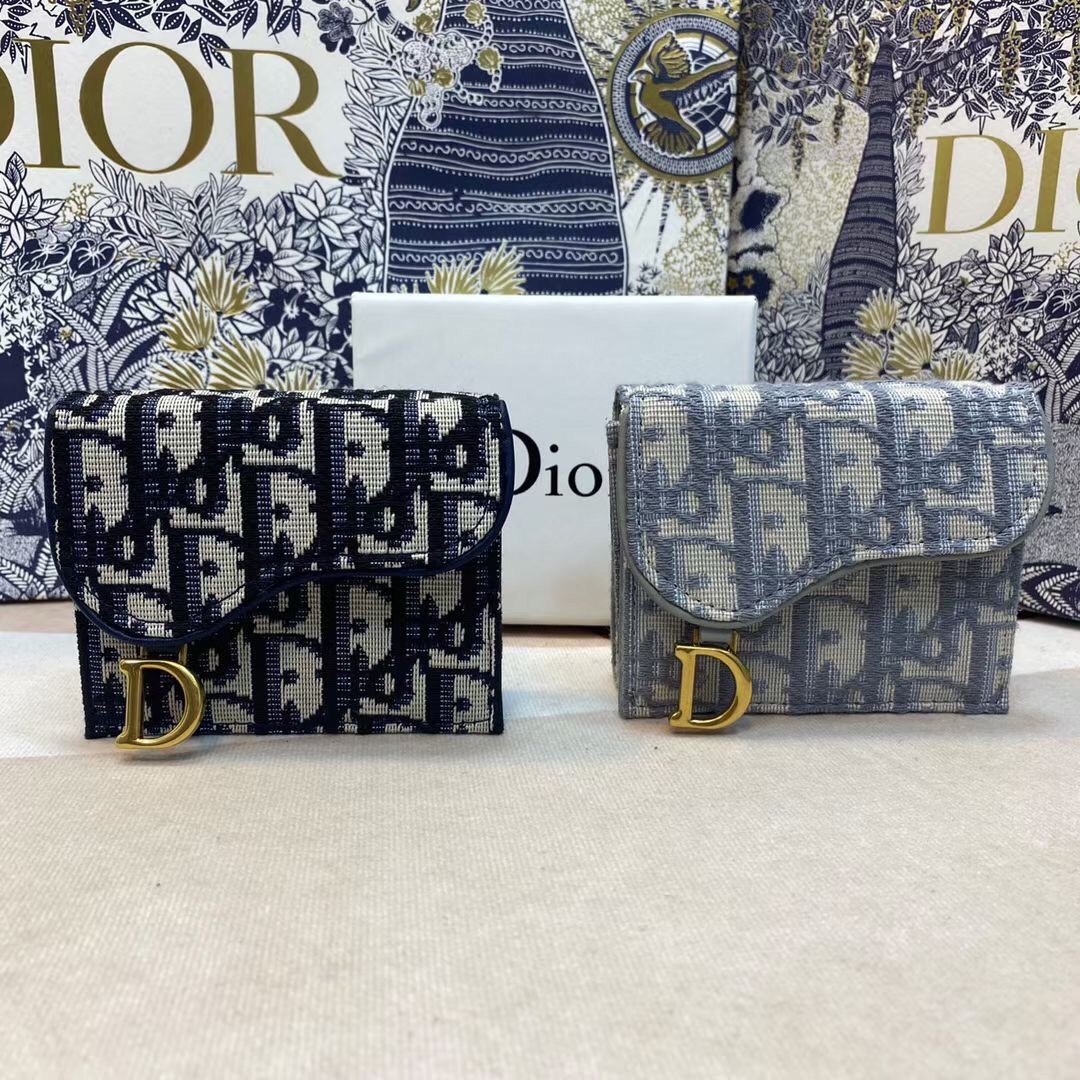 VIP 🥂DIOR Wallet Saddle Lotus / Dior tri-fold wallet กระเป๋าสตางค์ 3 พับทรงตั้ง มีช่องใส่เหรียญ ใส่การ์ด ใส่ธนบัตรได้ ครบเลยค่ะ วัสดุหนังแท้ และผ้า Jacquard อย่างดี ทอสวยงาม ผสมผสานความสง่างามและคลาสสิกที่เข้ากับยุคสมัย ภาพสินค้าถ่ายจากงานขายจริง 