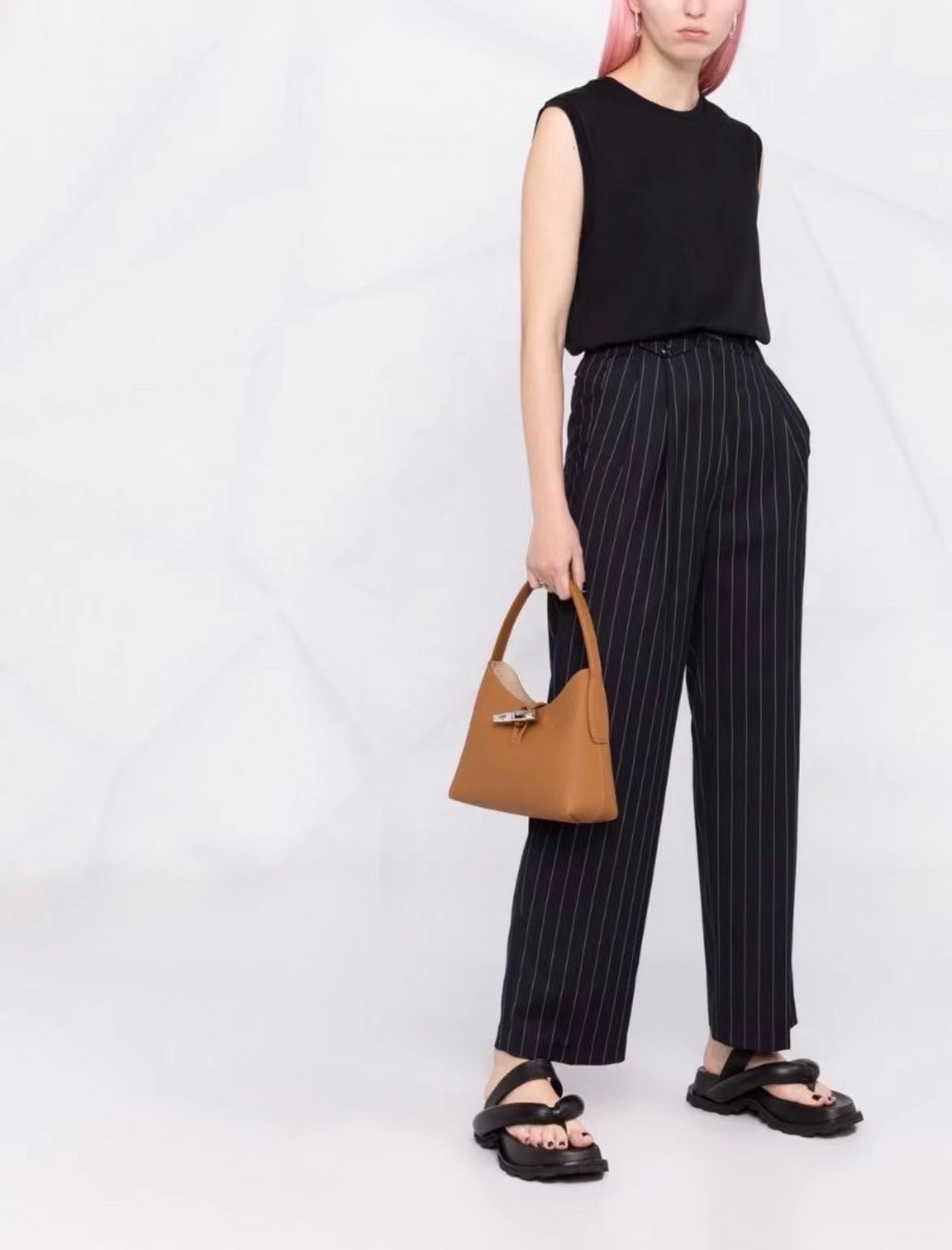 LONGCHAMP ROSEAU Hobo bag กระเป๋าสะพายไหล่ขนาดเล็ก วัสดุหนังวัว อะไหล่เงิน เป็นการผสมผสานสไตล์ที่เรียบง่าย Roseau อันเป็นสัญลักษณ์ใหม่ทั้งหมด เรียบง่าย สะดวกใช้ ประดับด้วยเข็มกลัดไม้ไผ่อันเป็นสัญลักษณ์ของแบรนด์ เรียบหรู แต่ดูดี ในแบบฉบับของ Longchamp ห้าม