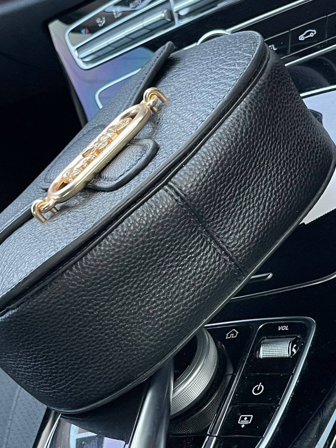 COACH JADE SADDLE BAG 91084 จุดเด่นคือ การออกแบบให้กระเป๋าเป็นรูปทรงที่โค้งมนตามสไตล์โฮโบ (Hobo Style) ผสมผสานกับความสวยงามของโลโก้ด้านหน้าอันเป็นเอกลักษณ์ สายสะพายข้างที่สามารถปรับระดับได้ สวยสะดุดตา ดูแลง่าย นอกจากนี้ คุณยังสามารถนำไป Mix & Match กับการ