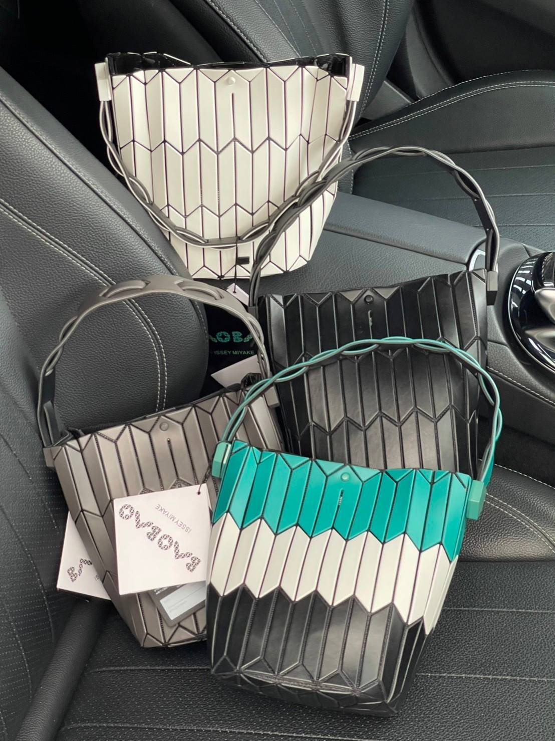 Large : Baobao Issey Miyake Large Bucket กระเป๋าบัคเก็ตขนาดใหญ่สามารถใช้ใส่ร่มพับได้หรือขวดน้ำขนาดเล็กได้ ซีรีย์ใหม่นี้มีจุดเด่นที่แผ่นรูปทรงสี่เหลี่ยมด้านขนานในแนวตั้ง เกิดเป็นรูปทรงสามมิติซึ่งแตกต่างไปจากรูปทรงที่เกิดขึ้นจากแผ่นสามเหลี่ยม หูหิ้วสามารถขย