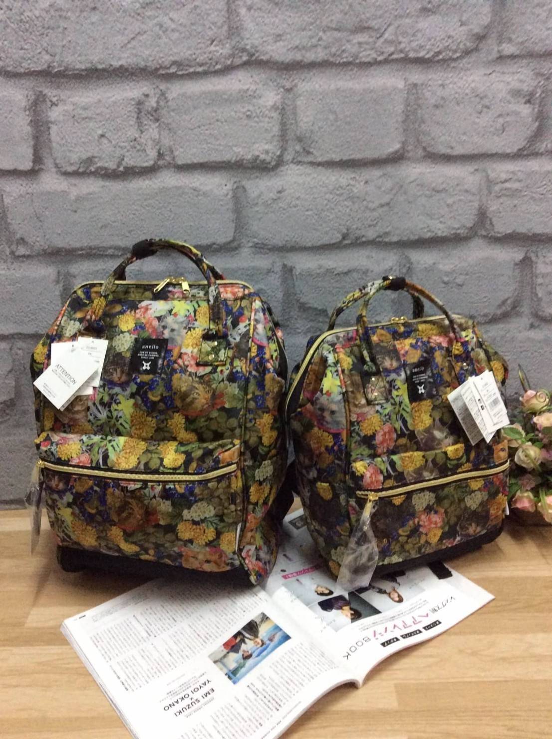 เป้ฮิตติดชาร์จกับ Anello รุ่น The emporium dark brown (limited edition) ขนาดมินิ กำลังดี วัสดุผ้าแคนวาสสลับหนัง polyester ปากกระเป๋ากว้างมีโครง มีตัวล้อคที่หูจับ ด้านหลังมีซิปสะดวกต่อการหยิบของภายใน ด้านข้างมีช่องทั้งสองข้าง กว้างจุได้เยอะ น้ำหนักเบา ดูแล