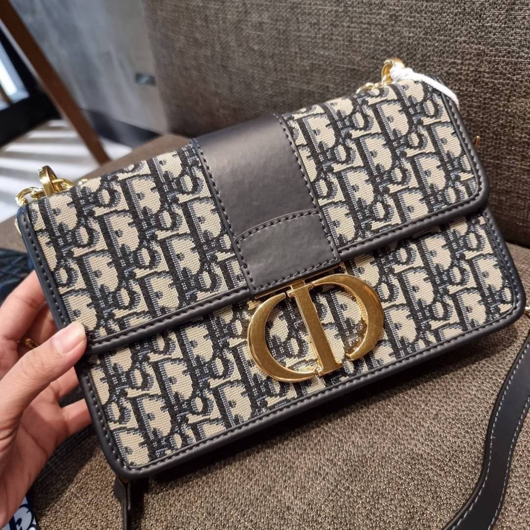 DIOR SET BAG / DIOR 30 Montaigne Bag / CD LIMITED EDITION GIFT BOX WITH GOLD STAR BOUTIQUE SET พร้อมเสิร์ฟครบชุด แรร์ไอเท็ม ที่ถูกรวมไว้ในหนึ่งเดียว กับ gift box limited จัดให้ทั้งกระเป๋าสะพายสุดหรู กระเป๋าสตางค์ใบสั้นรุ่นคลาสสิค ribbon เข้าเซ็ท และ gold 