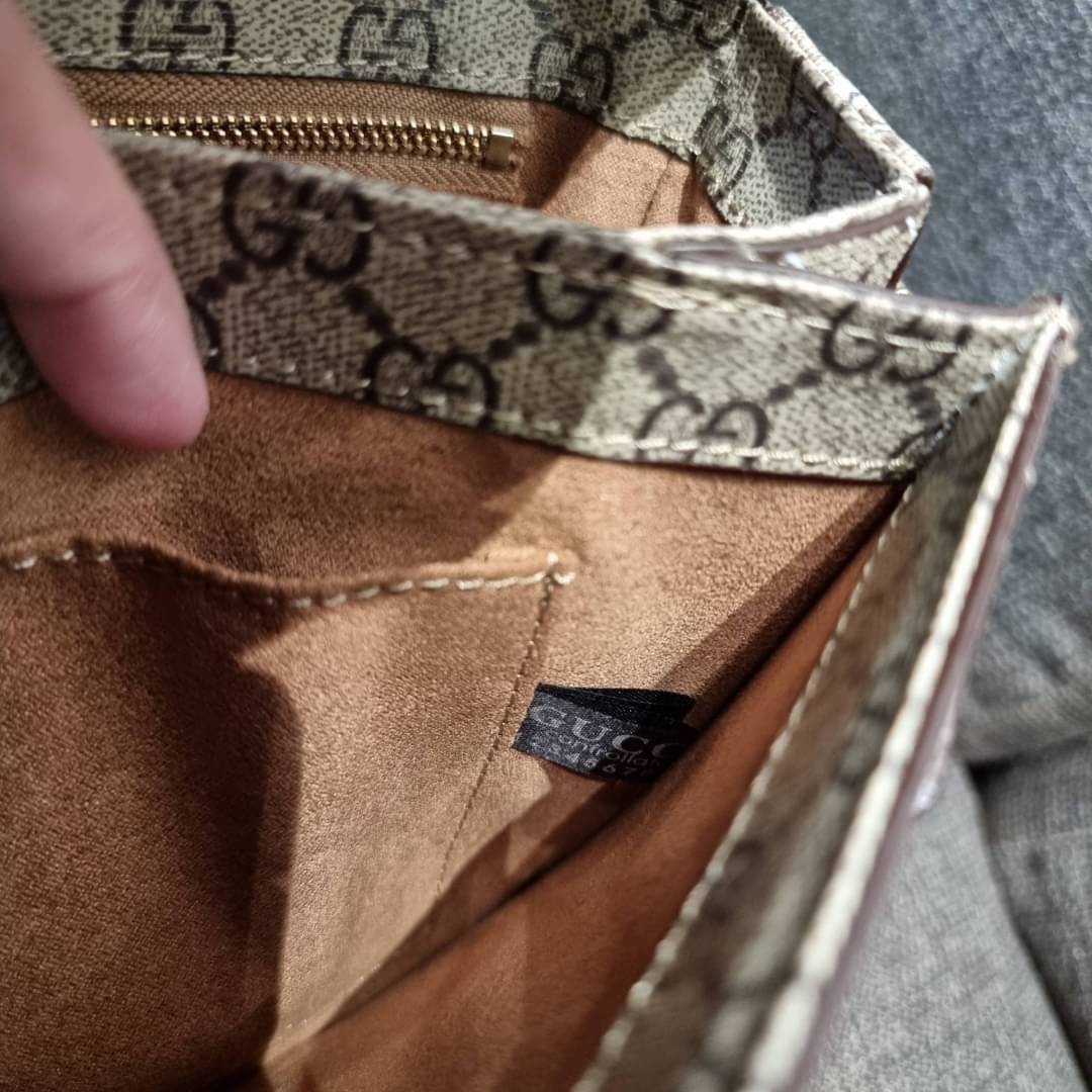 GUCCI x Balenciaga Horsebit 1995 รุ่นเด็ดสุด!! ฮ็อตสุด!! ที่ไม่ว่าใครก็ต้องรอคอย กับโปรเจคสุดเลิศ Balenciaga × Gucci strap shoulder bag กระเป๋าสะพายไหล่/สะพายข้าง ดีไซน์ใหม่ที่คอลแลบระหว่าง 2 แบรนด์สุดโต่งในเรื่องแฟชั่น รับรองความสวยไม่โป๊ะ วัสดุหนังแคนวา