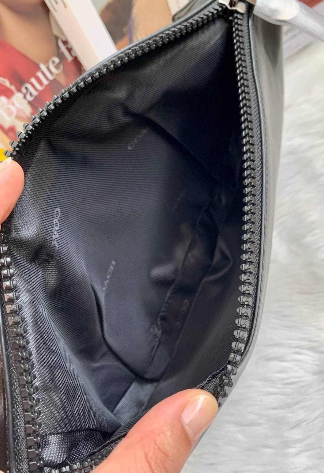 รุ่นที่หนุ่มๆต้องมีติดตัวค่ะ Coach Belt Bag ใบใหญ่คะ! ((79037)) กระเป๋าคาดอกด้านหน้า//คาดไปทางด้านหลัง//หรือคาดเอวได้ ตามแต่ความถนัดได้เลยนะคะ หนังแท้ นิ่มสวย มีช่องซิปหลักให้2ช่องใส่ของสำคัญได้ครบเลยนะคะ ใบใหญ่ใส่จุค่ะ! สายคาดเลื่อนปรับแบบฟรีไซด์ค่ะ 