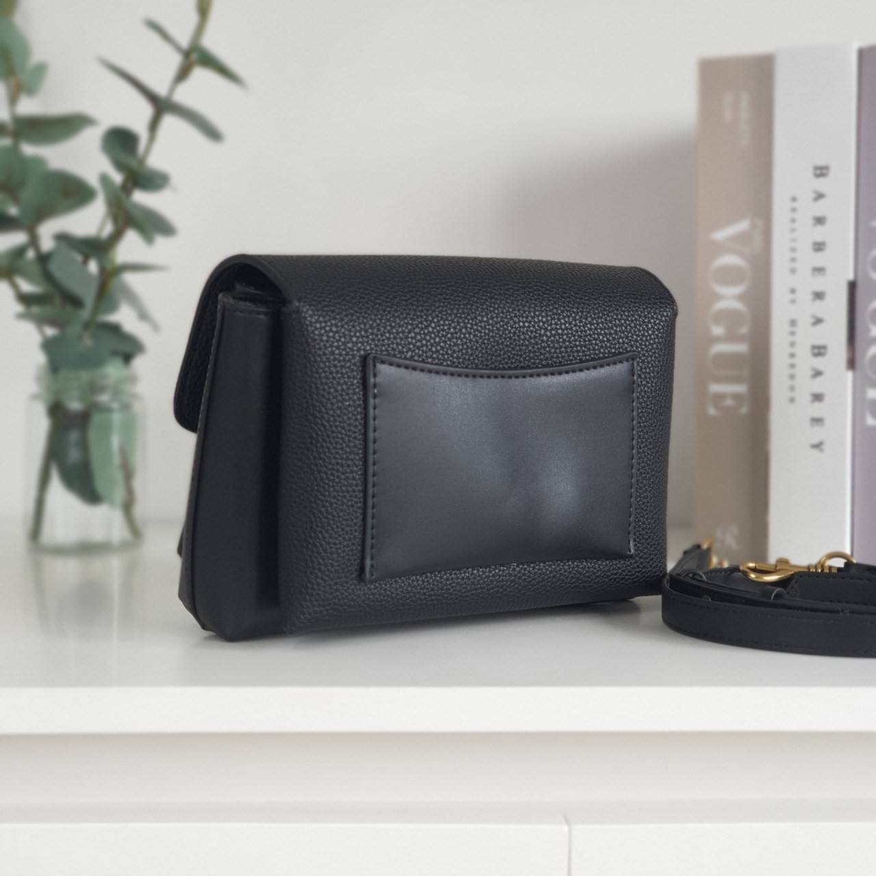 TORY BURCH CROSSBODY BAG กระเป๋าสะพายข้าง **หนังสวยมาก อะไหล่ทองวินเทจ ด้านหน้าประดับโลโก้แบรนด์ เปิดปิดด้วยตัวล็อคหมุน ภายในโล่งกว้างบุผ้าปั้มแบรนด์ มีช่องใส่ของ 3 ช่องใหญ่ พร้อมช่องซิปและที่เก็บบัตร มาพร้อมสายยาวถอด-ปรับระดับได้ ขนาดกำลังดี รีบคว้าด่วนค