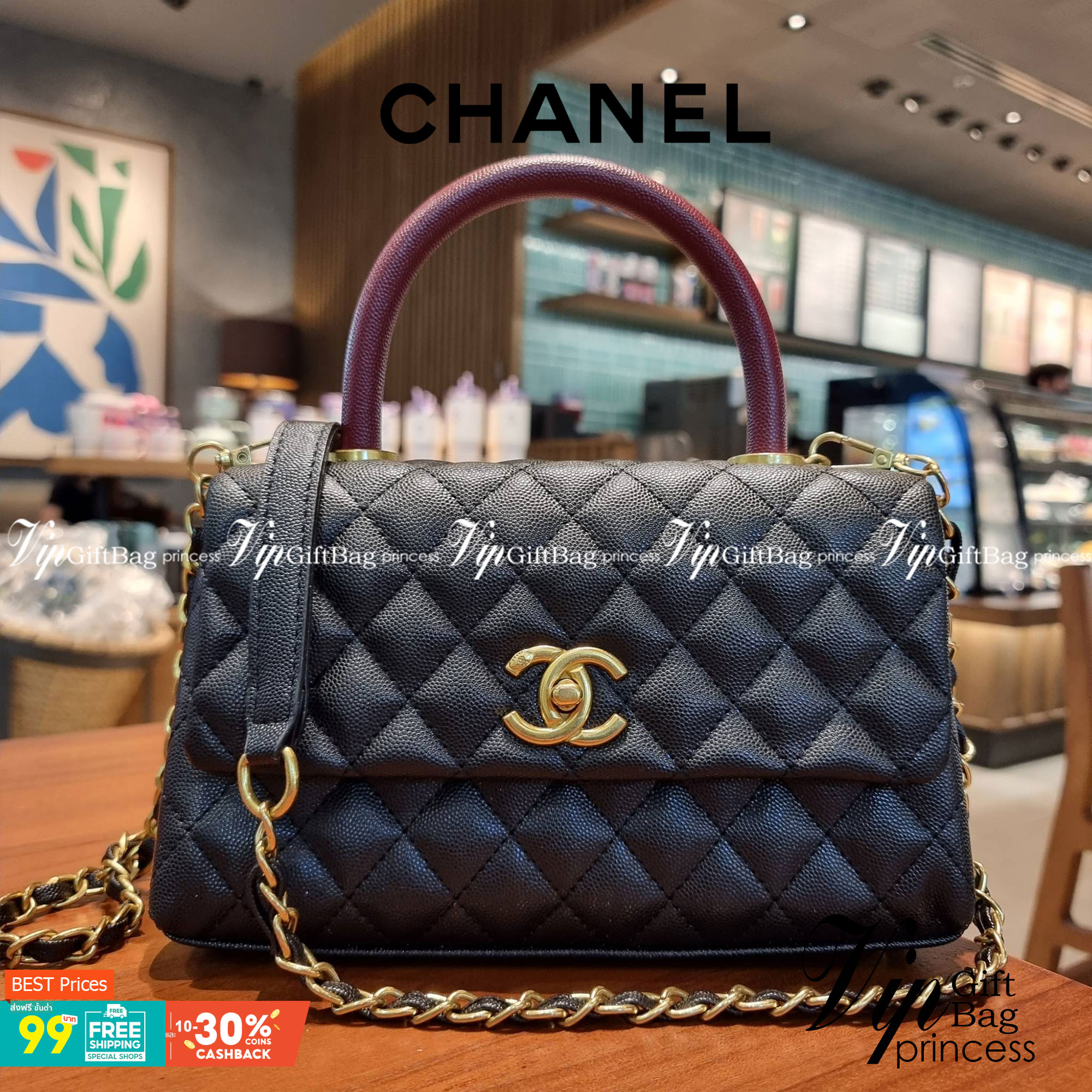 VIP 】รุ่นยอดฮิตตลอดกาล ไซส์กำลังสวย!! จากแบรนด์ Chanel กระเป๋าถือ/สะพาย หนังลายคาเวียร์ โลโก้เด่นชัด เปิด-ปิดกระเป๋าด้วยตัวบิดล็อค อะไหล่สีทองหรู ทรงสวยผู้ดี ภายในกระเป๋ามีช่องโล่งกว้างจุของได้พอสมควร มีช่องซิปแบ่งสัดส่วน ด้านหลังมีช่องเก็บของจุกจิกอีก 1 