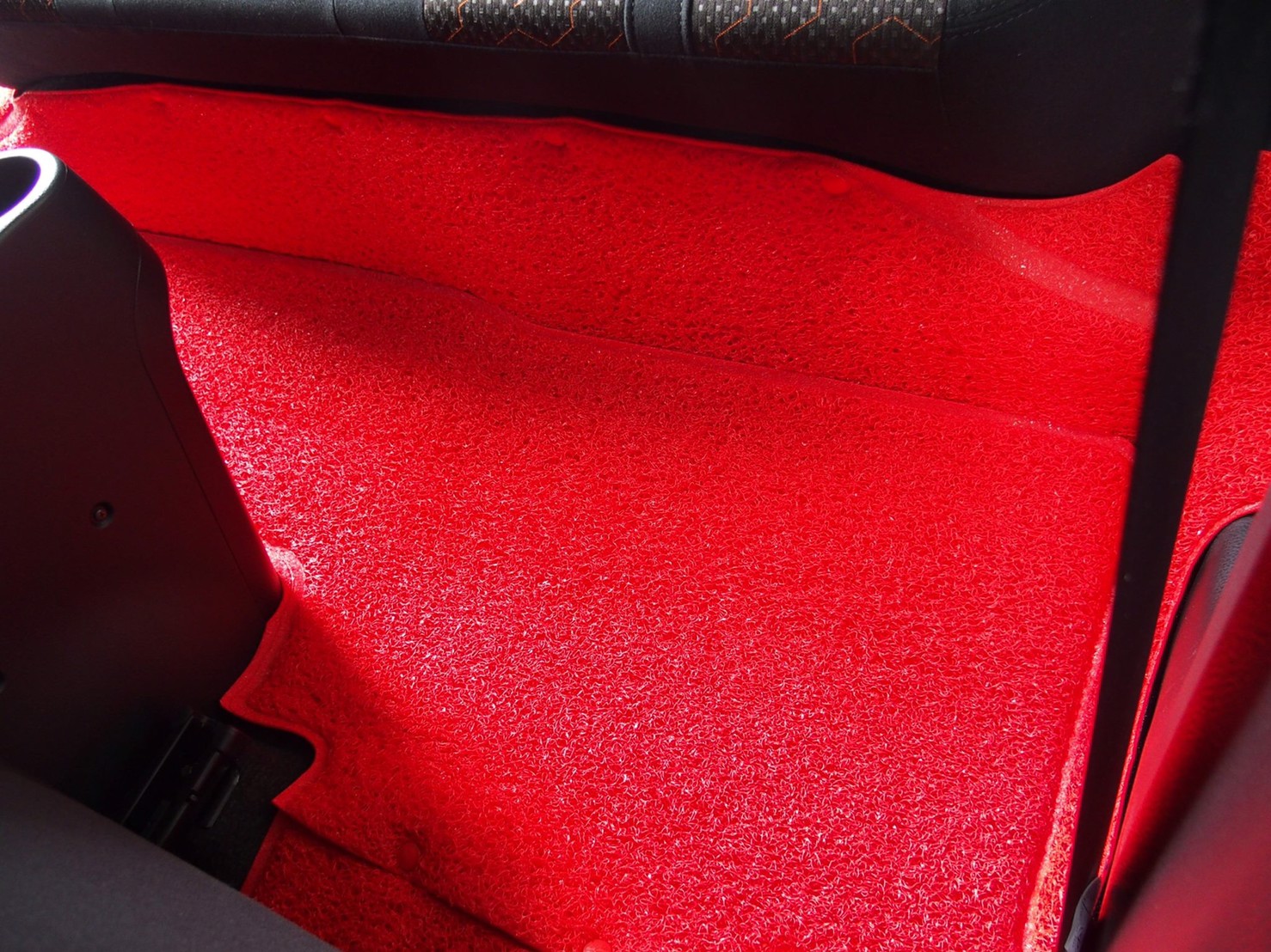 พรมดักฝุ่นไวนิลรีดขอบTOYOTA VIOS 2013-20 สีแดง เต็มคัน