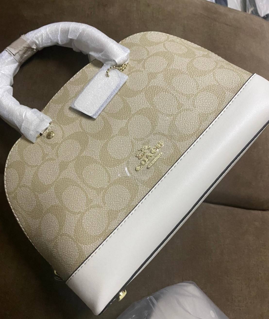 Coach Mini Sierra Signature กระเป๋าถือทรงโดม ภายในกว้างสามารถใส่กระเป๋าเงินเล็ก และมือถือได้ และยังมีช่องซิปเล็ก 1 ช่อง ด้านหลังมีกระเป๋าเล็กเก็บบัตร 1 ช่อง ใครยังไม่มีพลาดไม่ได้แล้วนะคะ