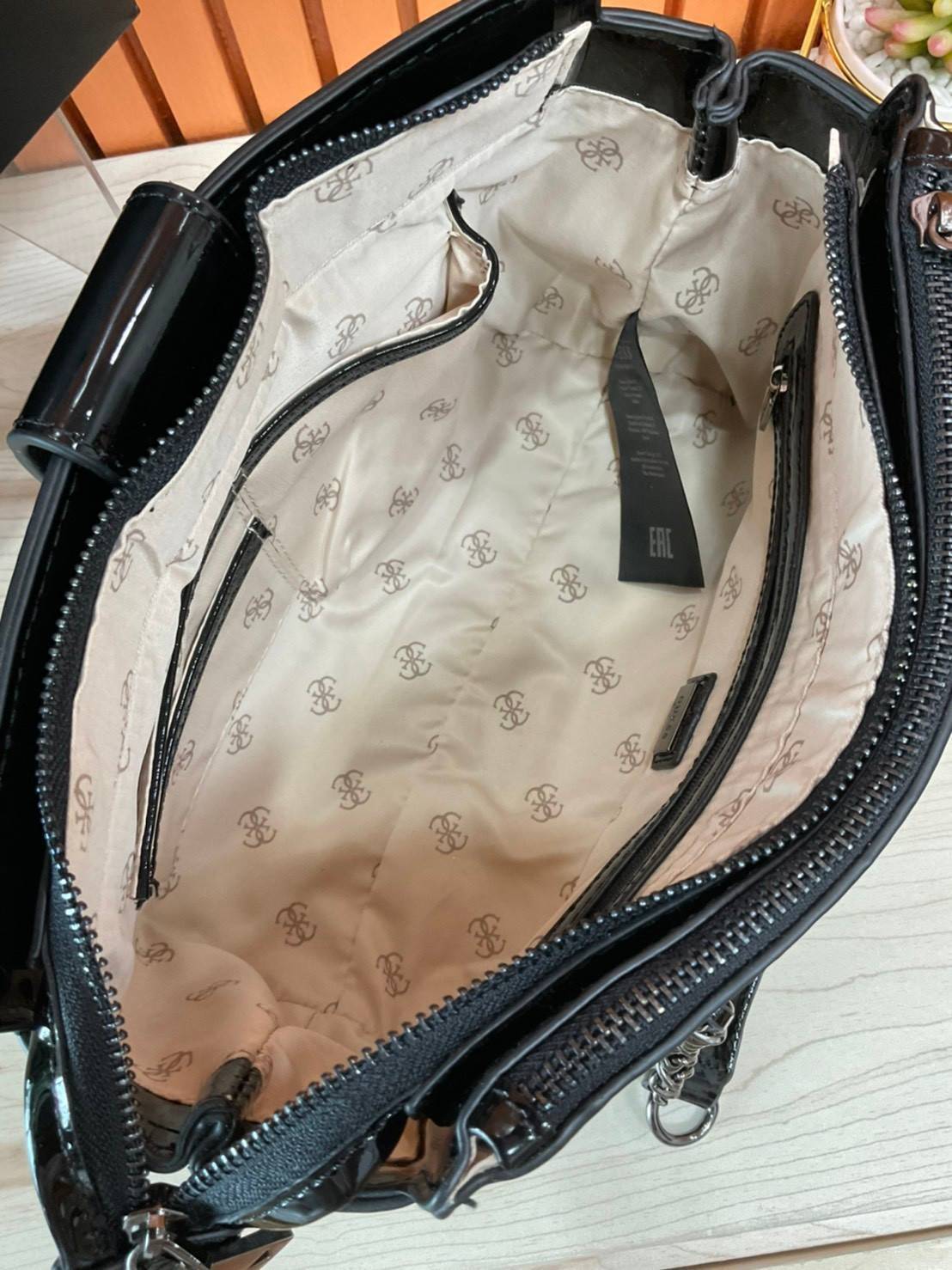 กระเป๋าสะพายไหล่ Guess Logo City Small Society Satchel กระเป๋าสะพายไหล่ ขนาดกำลังดี วัสดุ pu สวยอยู่ทรง มาพร้อมพวงกุญแจน่ารักๆ ถอดออกได้ ด้านหน้าประดับโลโก้แบรนด์ เปิดปิดด้วยซิป มี 2 ช่องหลักใช้งาน ภายในช่องซิปหน้าแยกเป็นสัดส่วนการใช้งาน ซิปช่อง 2 โล่งกว้