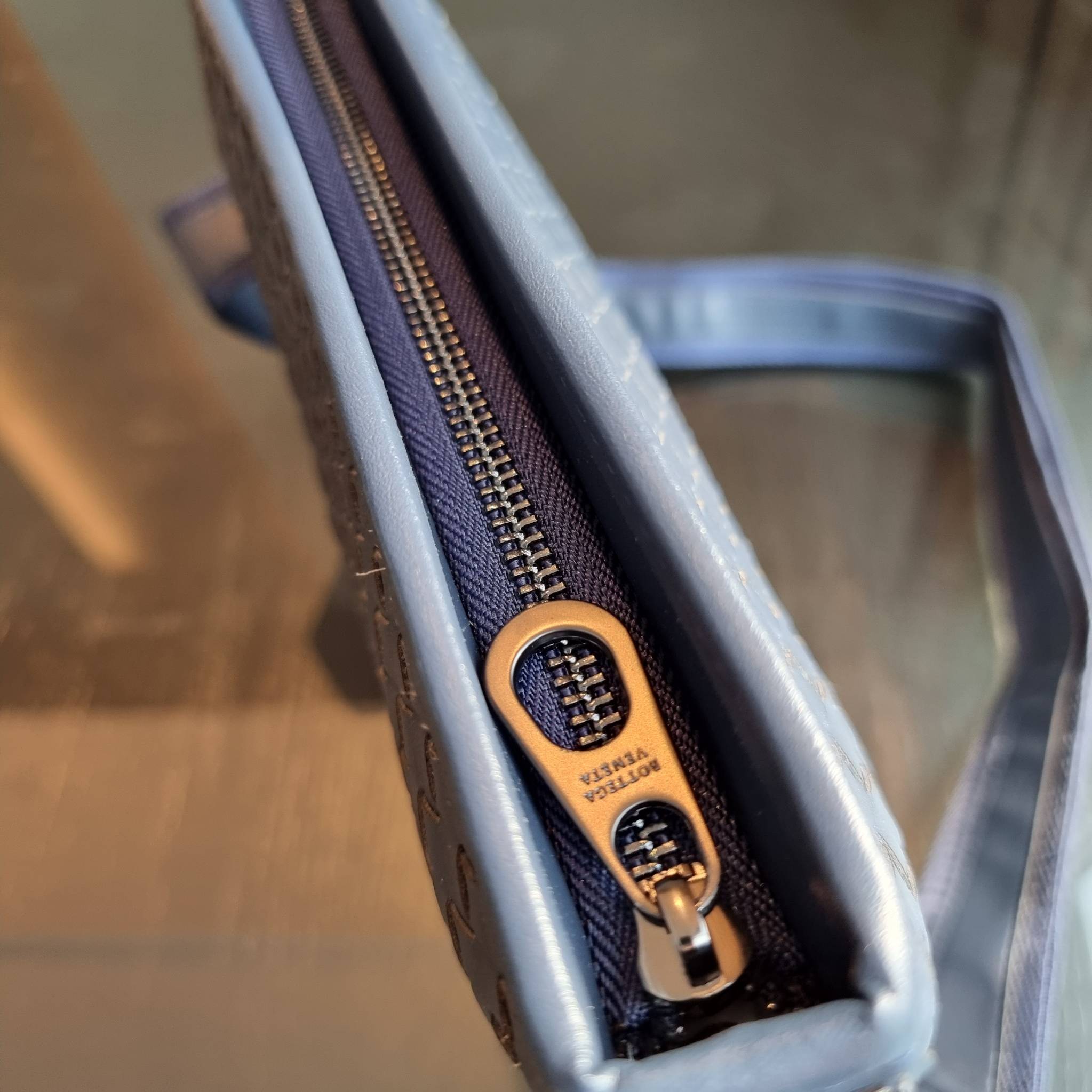 VIP 】อีกหนึ่งไอเท็มเด็ดที่หนุ่มๆรอคอย กระเป๋าสะพายข้างทรงแมสเซนเจอร์ B.ottega venata vip bag ดีไซน์คลาสสิคเอกลักษณ์ ลายสานเรียบหรู ดูแพง ทรงผู้ดี หล่อไปอีก อัพลุคไปอีก วัสดุหนังวัวเต็มใบ เปิด-ปิดด้วยซิป ภายในโล่งกว้างใส่ของได้ครบถ้วนสิ่งสำคัญ สายสะพายปรับ