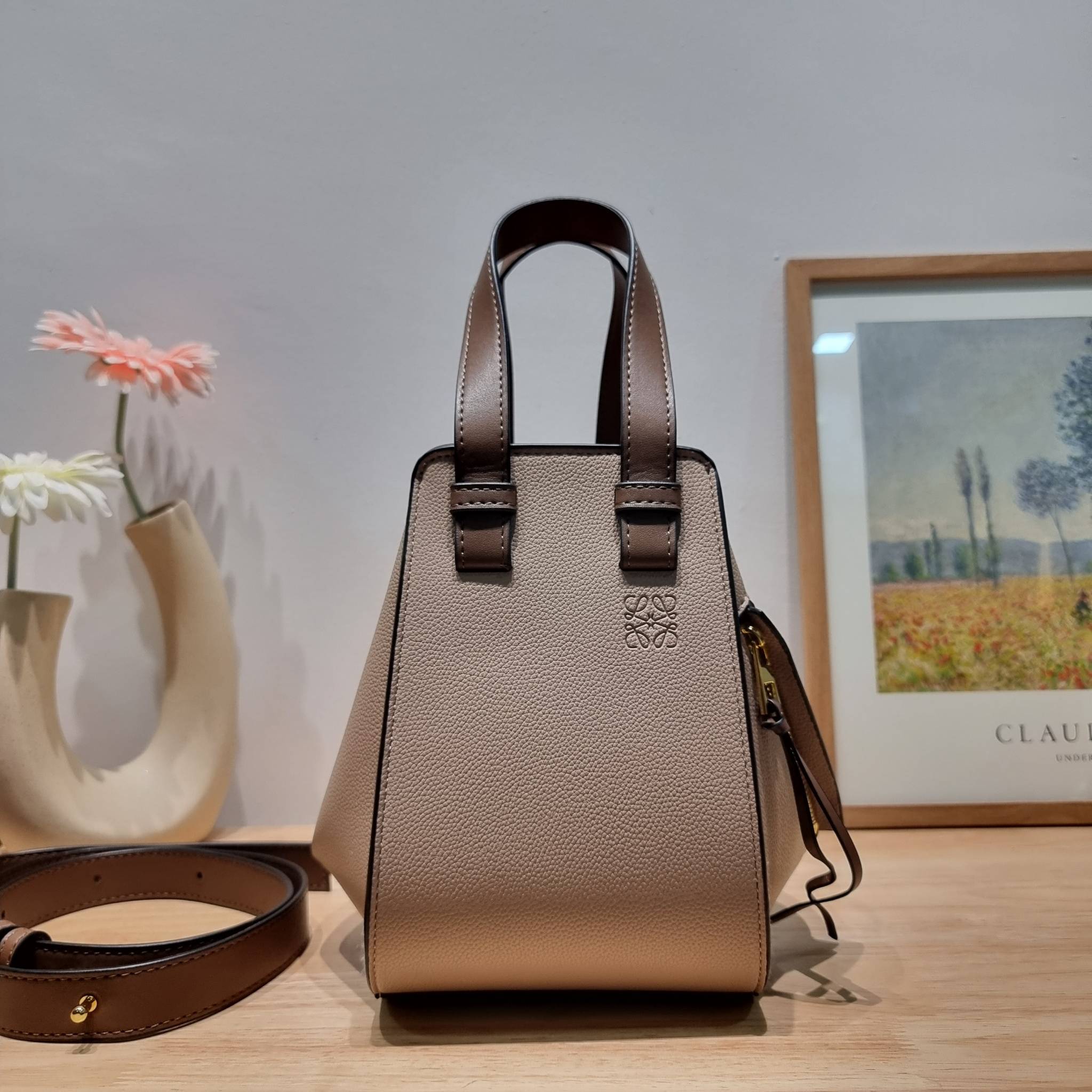 LOEWE SMALL HAMMOCK IN SAND GRAINED LEATHER คอลสุดฮิต ไอเท็มยอดนิยม ที่ใครๆก็ใช้กัน!! กระเป๋าสะพายดีไซน์สุดแซ่บ ที่สามารถปรับเปลี่ยนรูปทรงได้หลากหลาย