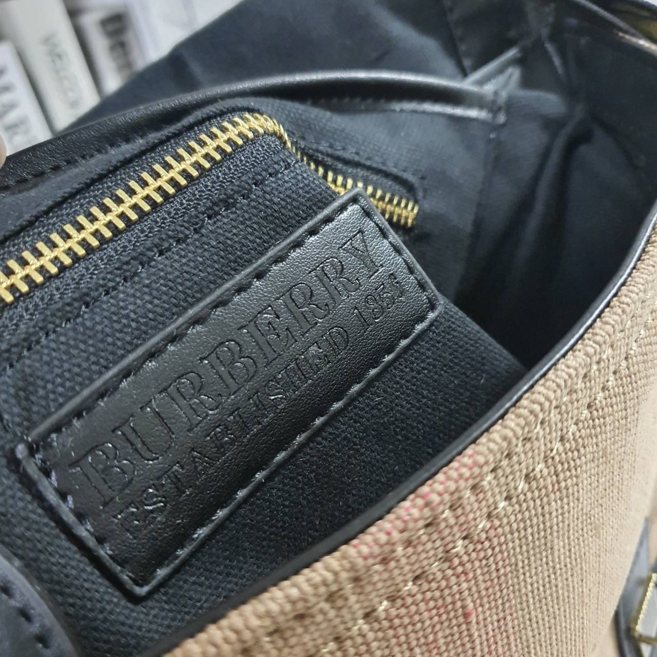 พร้อมเป็นของขวัญ มอบให้คุณผู้ชายแล้วค่ะ สำหรับ BURBERRY MASSENGER VINTAGE BAG VIP GIFT WITH PURCHASE (GWP) พรีเมี่ยมกิ๊ฟ Limited Edition จากBURBERRY วัสดุผ้าแคนวาสโทนสีสุภาพ คลาสสิค ด้ายหลังมีช่องกระดุมใหญ่ ตัวกระเป๋าเปิดปิดด้วยตัวล็อค ภายในมีช่องแยก2ช่อง