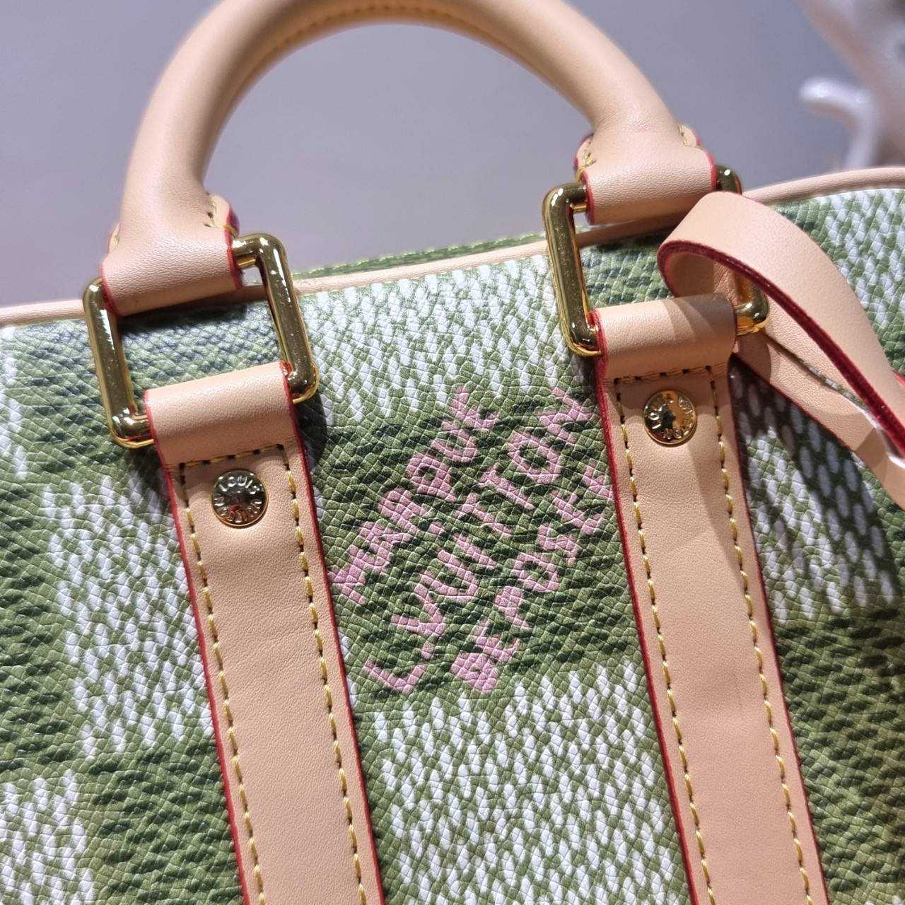 LV Nano Porte Documents Voyage สีเขียวเหนี่ยวทรัพย์ กระเป๋าสะพายทรงกระเป๋าเดินทางในขนาดมินิกะทัดรัด แถมฟรีพวงหนังห้อยสีชมพูโดดเด่น