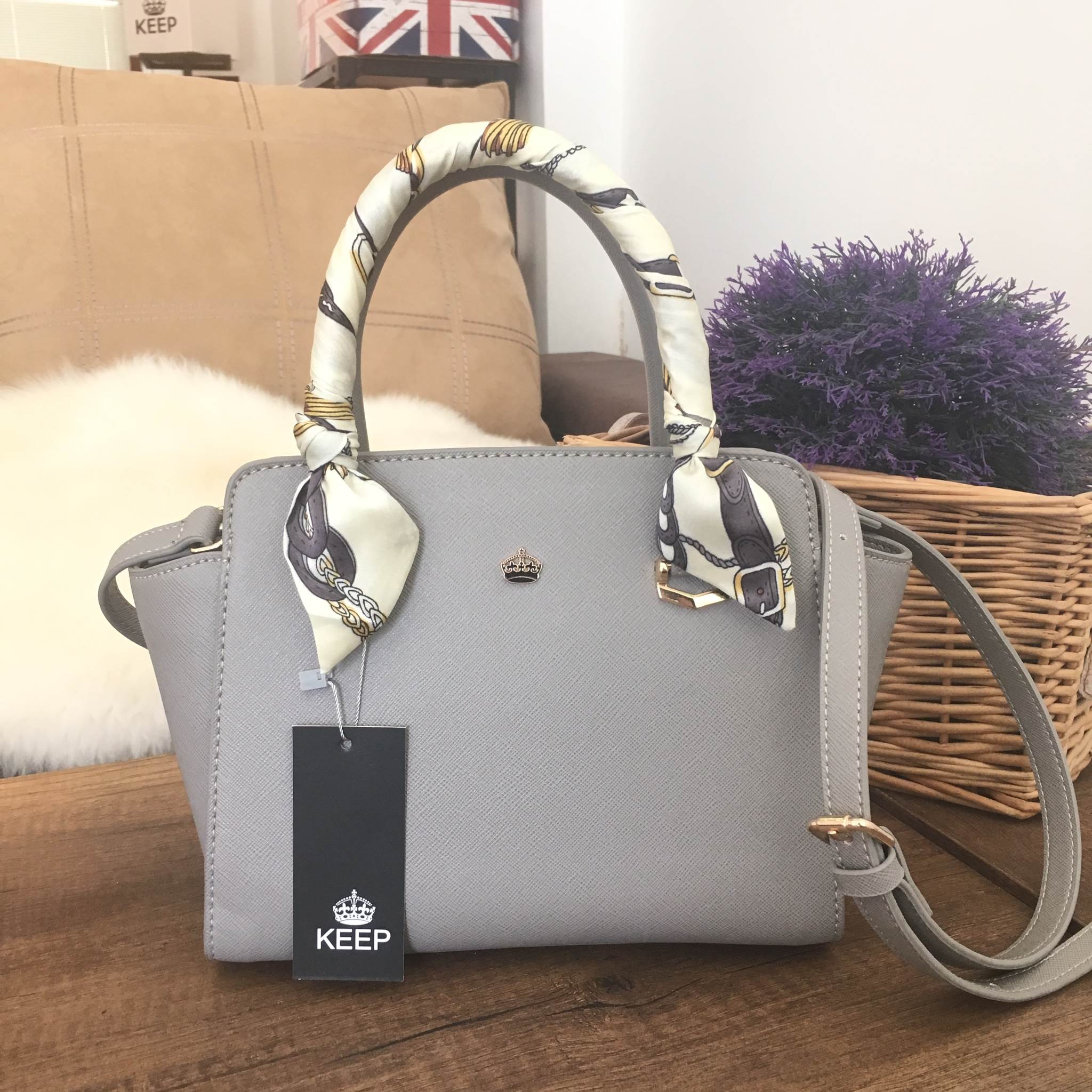 รุ่นใหม่ล่าสุด หนัง saffiano สวยมากๆค่า รุ่น KEEP Infinite office bag สวย น่ารัก ขนาดตอบทุกโจทย์การใช้งาน เห็นแล้ว หลงรักเลยคะ 🌲ตัวกระเป๋าขนาดกำลังดีหนังsaffiano ลายสวยที่สำคัญ ดูแลรักษาง่าย ประดับด้วยผ้าพันหูกระเป๋ารุ่นพิเศษ ทำให้กระเป๋าเก๋ ขึ้น 