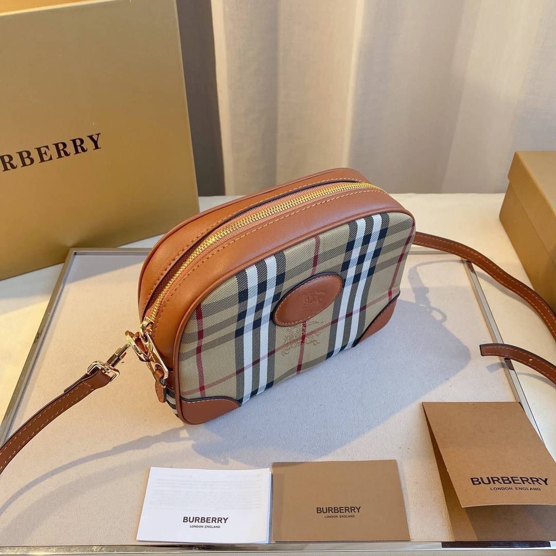 BURBERRY CROSSBODY VINTAGE BAG กระเป๋าสะพายทรง camera ซิปบน ลายซิกเนเจอร์แบรนด์ มาพร้อมสายสะพายยาวครอสบอดี้ งานสวยเป๊ะปั๊มทุกจุด สวยอยู่ทรง เปิดปิดด้วยซิปยาว ภายในมีช่องแบ่งเป็นสัดส่วน สามารถใส่มือถือ iphone เงิน ของจุกจิกได้ สายสะพายหนังยาวปรับระดับได้ อ