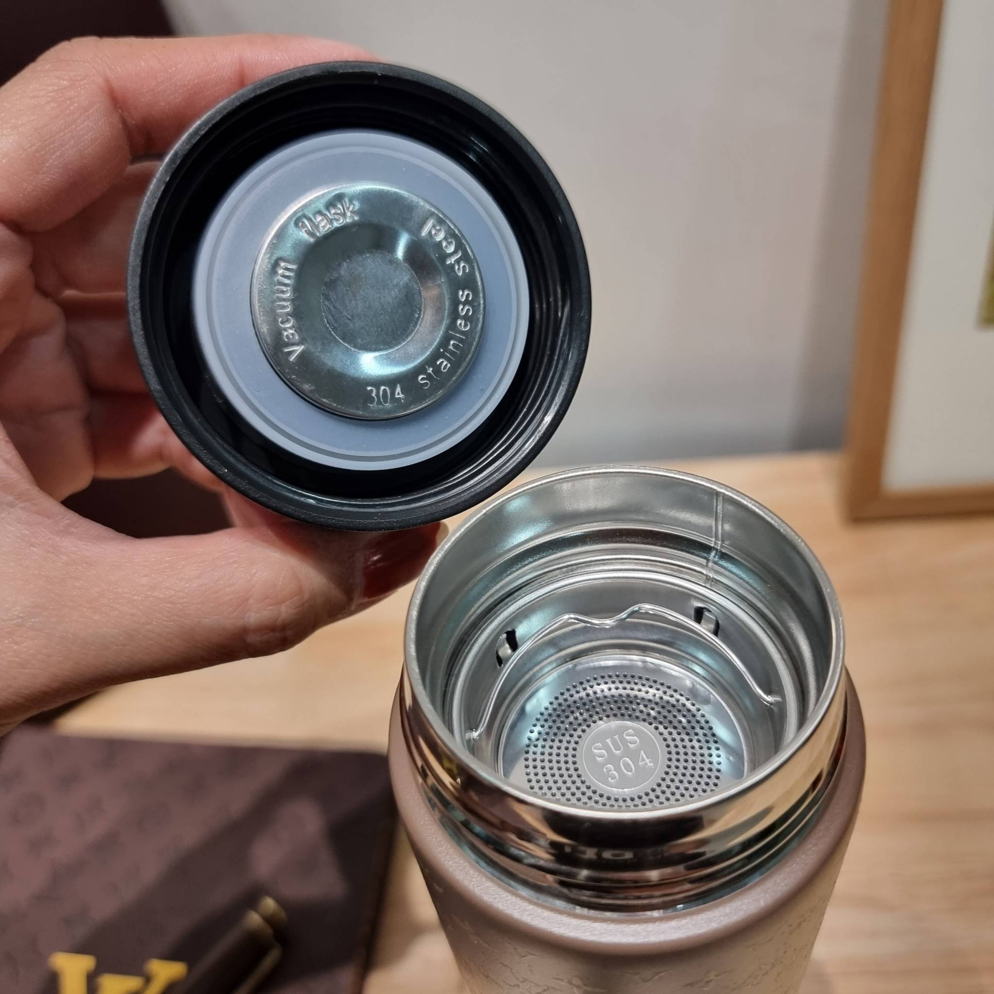 LV tumblr With digital temperature display SET Booknote / LV gift box สุดยอดไอเท็มใน box set ที่เหมาะแก่การเก็บสะสม หรือจะส่งให้เป็นของขวัญในช่วงปีใหม่ก็ดีงามที่สุด จัดมาให้ทั้งสมุดจดบันทึกเล่มลิมิเต็ด ที่ตัดขอบกระดาษด้วยสีทองหรู ปากกาเข้าเซ็ท และกระบอกน้