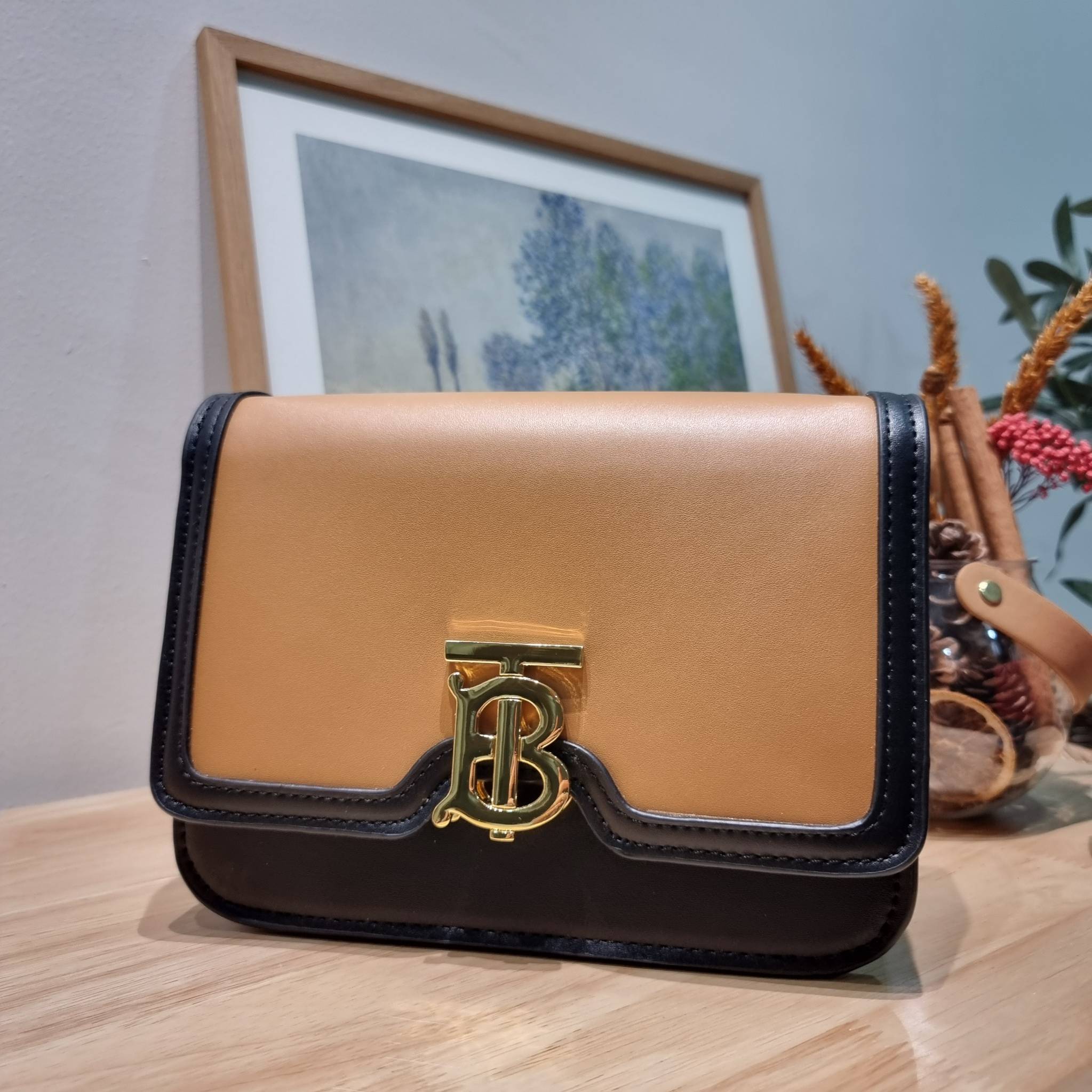 BURBERRY FRAGRANCES CROSSBODY BAG / BURBERRY SMALL CHECK CANVAS AND LEATHER TB BAG เบสท์ไอเท็ม!! คอลเลคชั่นที่ปังตลอดปี รอบนี้ออกแบบสไตล์ผู้ดีอังกฤษ เป็นเอกลักษณ์ london check โดดเด่น