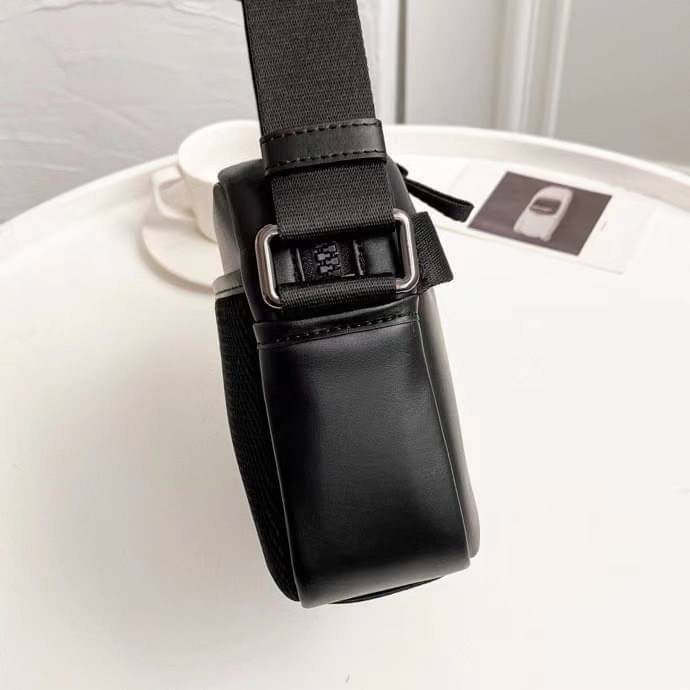 COACH EDGE CROSSBODY IN SIGNATURE CANVAS กระเป๋าสะพายครอสบอดี้ร์ วัสดุหนังแท้ หนังนิ่มอย่างดีค่ะ ด้านหน้ามีช่องซิปซ่อนให้หนึ่งช่อง เปิดปิดช่องหลักแบบซิปคู่ภายในกว้าง ใส่ของได้จุเลยนะคะ มีช่องซิปและช่องเล็กให้อีก2ช่อง;ด้านหลังกระเป๋าเป็นช่องโล่งใส่ของอีกช่