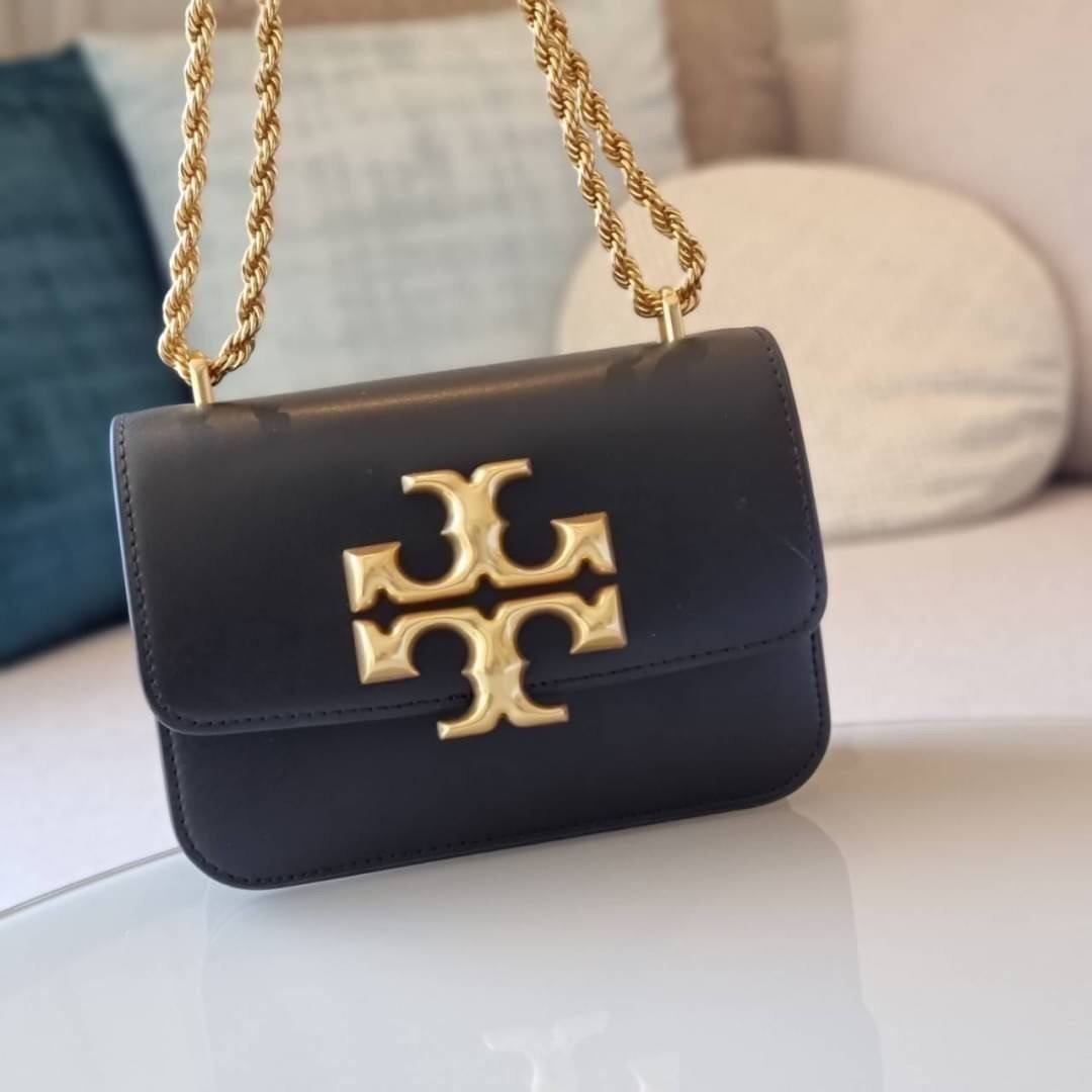 TORY BURCH ELEANOR SMALL CONVERTIBLE SHOULDER BAG ฮอตไอเท็ม รุ่นนี้ขายดีขายหมด สวยหรู คุณหนู ผู้ดี!! หายากมากแล้วน้า กระเป๋าสะพายข้าง ดีไซน์อยู่ทรง ขนาดกำลังสะดวกใช้สำหรับสาว วัสดุหนังแท้เต็มใบ สีทูโทน เปิด-ปิดด้วยแถบแม่เหล็ก ภายในแบ่งสัดส่วนได้เป็นอย่างด
