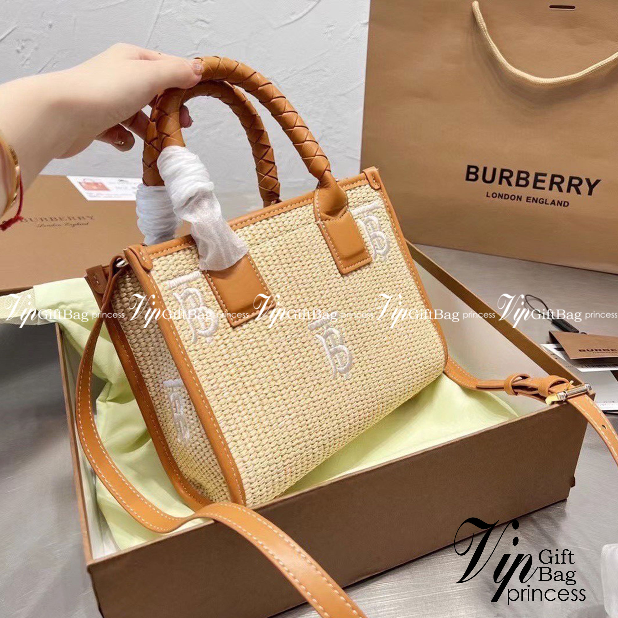 Burberry Freya Raffia Tote / Burberry Monogram Raffia Effect Mini Freya Tote / Burberry MiniTote อินเนอร์คือเริ่ด ความกระเป๋าสาน หน้าปักโลโก้แบรนด์เป๊ะ งานสไตล์วินเทจแมทลุคง่าย กระเป๋าทรงโท้ทมินิ ใบกะทัดรัด น่ารักน่าใช้ใจฟูมากๆ หูหิ้วในตัว และมีสายสะพายข้