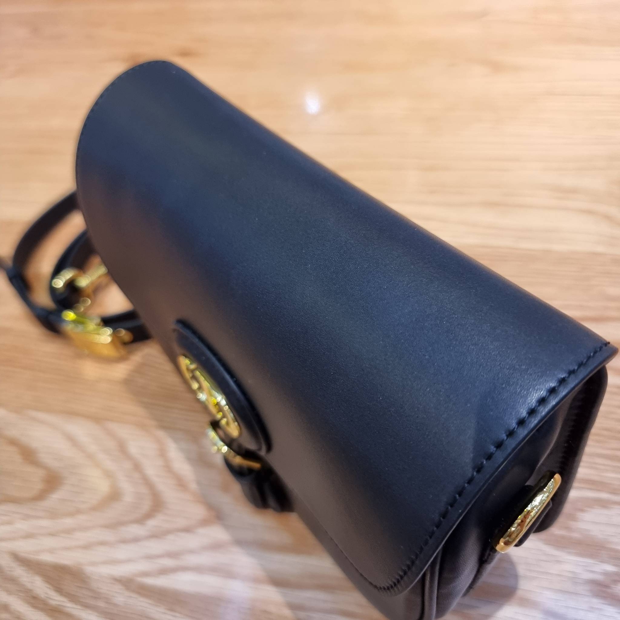 DIOR CD MEDIUM BOBBY BAG กระเป๋าสะพายข้างพรีเมี่ยมกิ๊ฟทรงสวย ดีไซน์ย้อนยุค เป็นเอกลักษณ์ไม่เหมือนใคร เปิด-ปิดด้วยกระดุมแม่เหล็ก ใช้งานง่าย อะไหล่ทองดูหรู ภายในเป็นช่องโล่ง มาพร้อมสายสะพาย crossbody ถอดออกได้ ปรับได้ จะถือเป็นคลัทช์ออกงานก็ได้ สะพายไปทำงาน