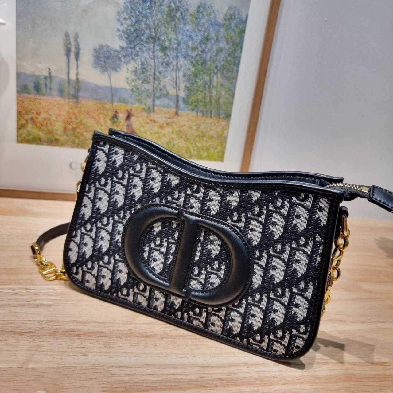 CD SIGNATURE HOBO MINI BAG กระเป๋าสะพายซิกเนเจอร์ โดดเด่นด้วยโลโก้เอกลักษณ์