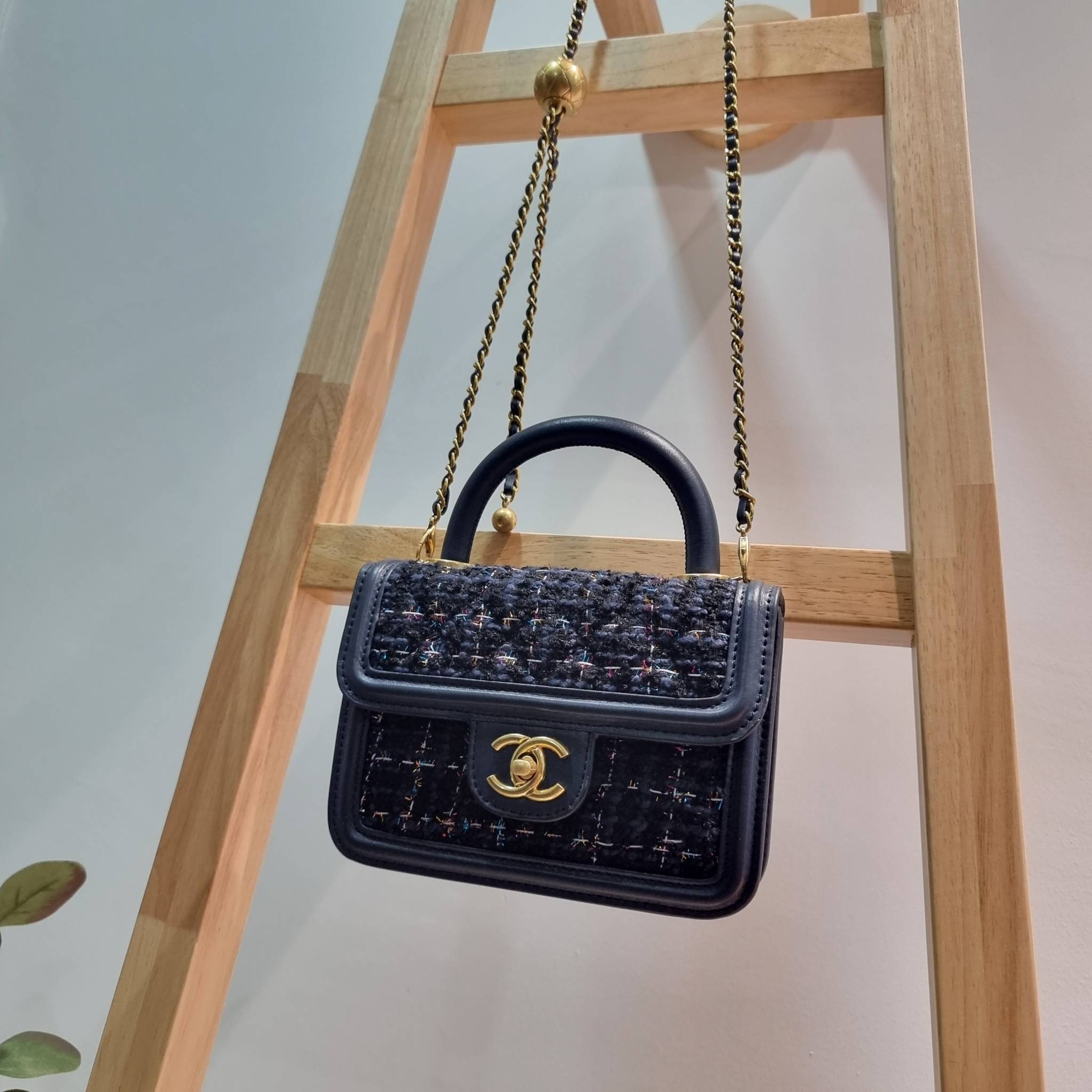 Chanel tweed mini flap bag / Chanel mini top handle กระเป๋าสะพายงานผ้าทวิตเอกลักษณ์เฉพาะของแบรนด์ งานสวยเป๊ะ มาพร้อมสายยาวถอดออกถือสวยๆเริ่ดๆ คิวท์มาก!! ดีเทลน่ารักเพียบ!!