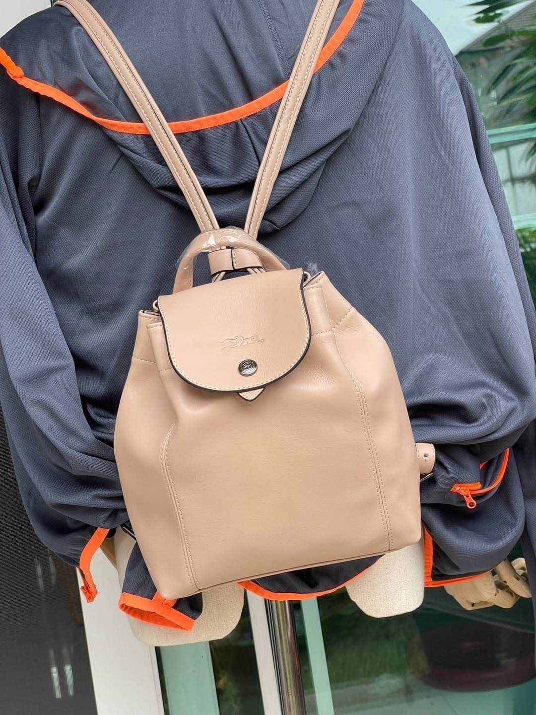 Longchamp Le Pliage Cuir Xs Leather Backpack แบรนด์ติดเทรนด์ตลอดไม่เคยเปลี่ยนกับ ทรง Le Pliage Cuir หนึ่งในตระกูลกระเป๋าสุดไอคอนิกจากแบรนด์ เมื่อรุ่น Le Pliage Cuir ในรูปแบบของหนังแกะ Metis ได้ถือกำเนิดขึ้นในปี 2012 เป้ที่มีการจัดการปรับดีไซน์ให้มีขนาดกำล