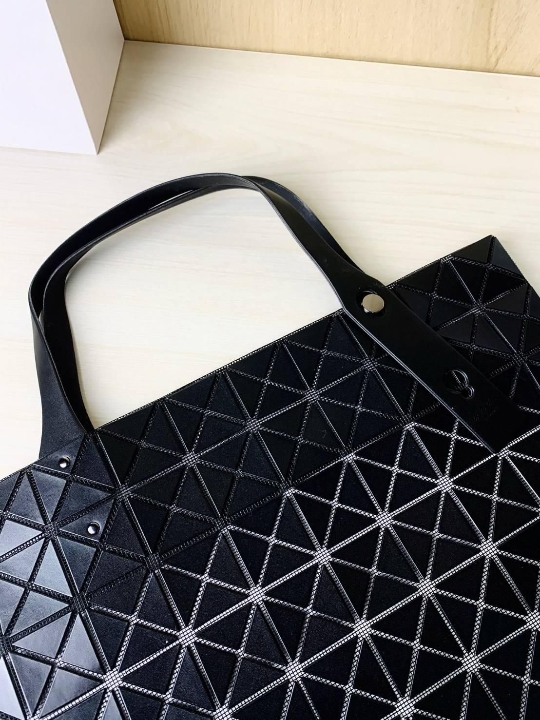 BAOBAO ISSEY MIYAKE 10x10 BLOCK TOTE BAG 39cm กระเป๋าถือทรง shopping โท้ทใบใหญ่ลายตาราง เกรดออริจินอล ภาพสินค้าถ่ายจากงานขายจริง ใช้งานต่างประเทศได้