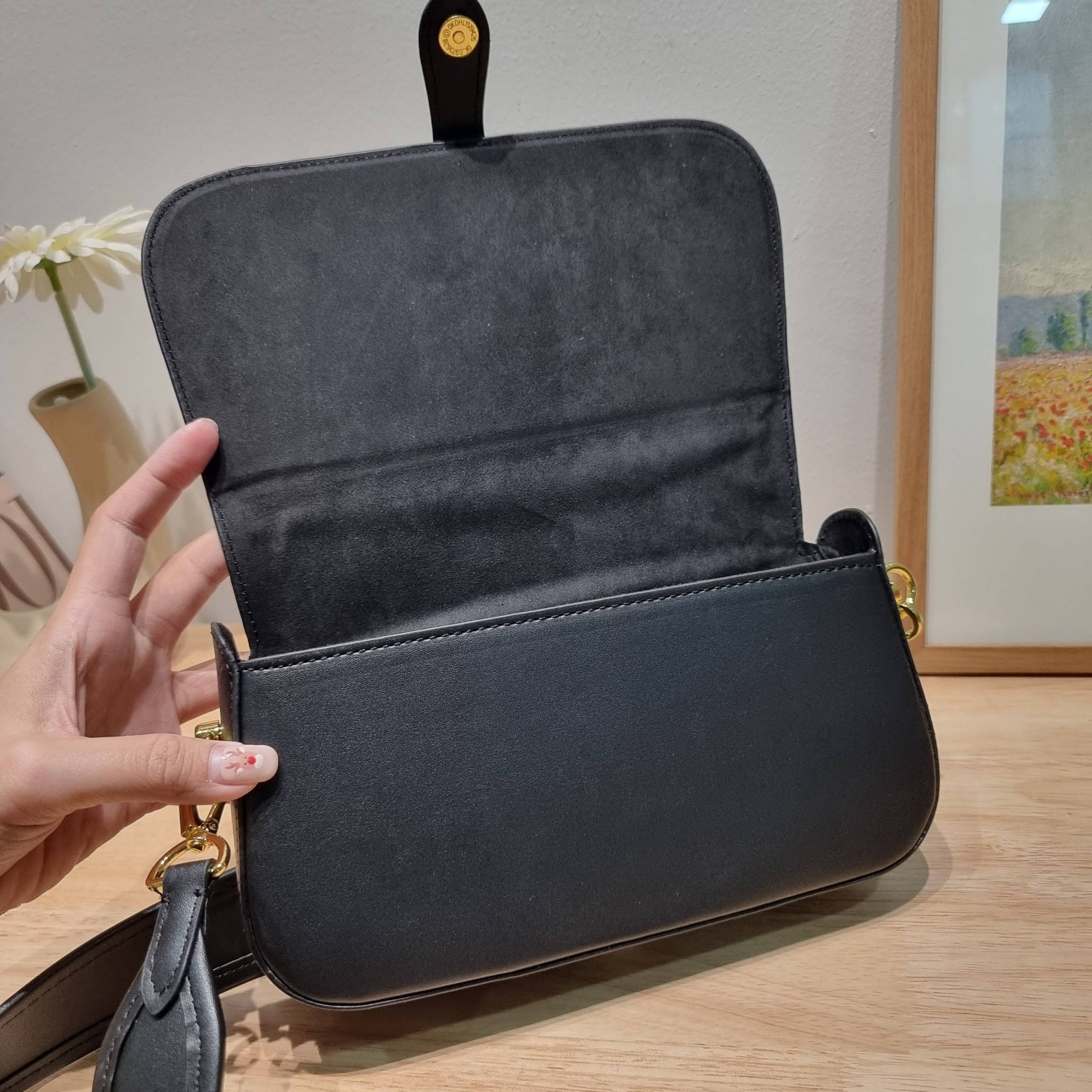 LV officier crossbody bag / LV Officier Pouch With Strap กระเป๋าสะพายเรียบหรู ดีไซน์เรียบง่าย ใช้งานสะดวก พร้อมใบลูกน่ารัก และสายสะพายเส้นใหญ่ ทนทาน แน่นหนา วัสดุหนังเรียบสวย