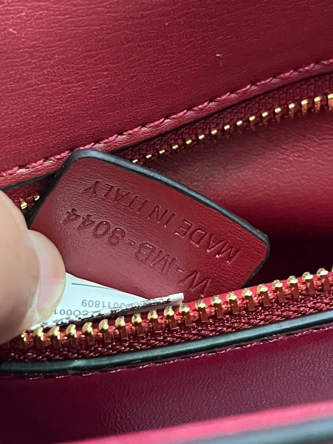 CELINE Classique Triomphe Bag in shiny / CELINE TRIOMPHE WITH CHAIN กระเป๋าสะพายทรงกล่องคล้าย Classic Box แต่มีรุ่นใหม่ออกแบบโลโก้สะดุดตาวินเทจ ด้วยดีไซน์ที่ดูโฉบเฉี่ยว