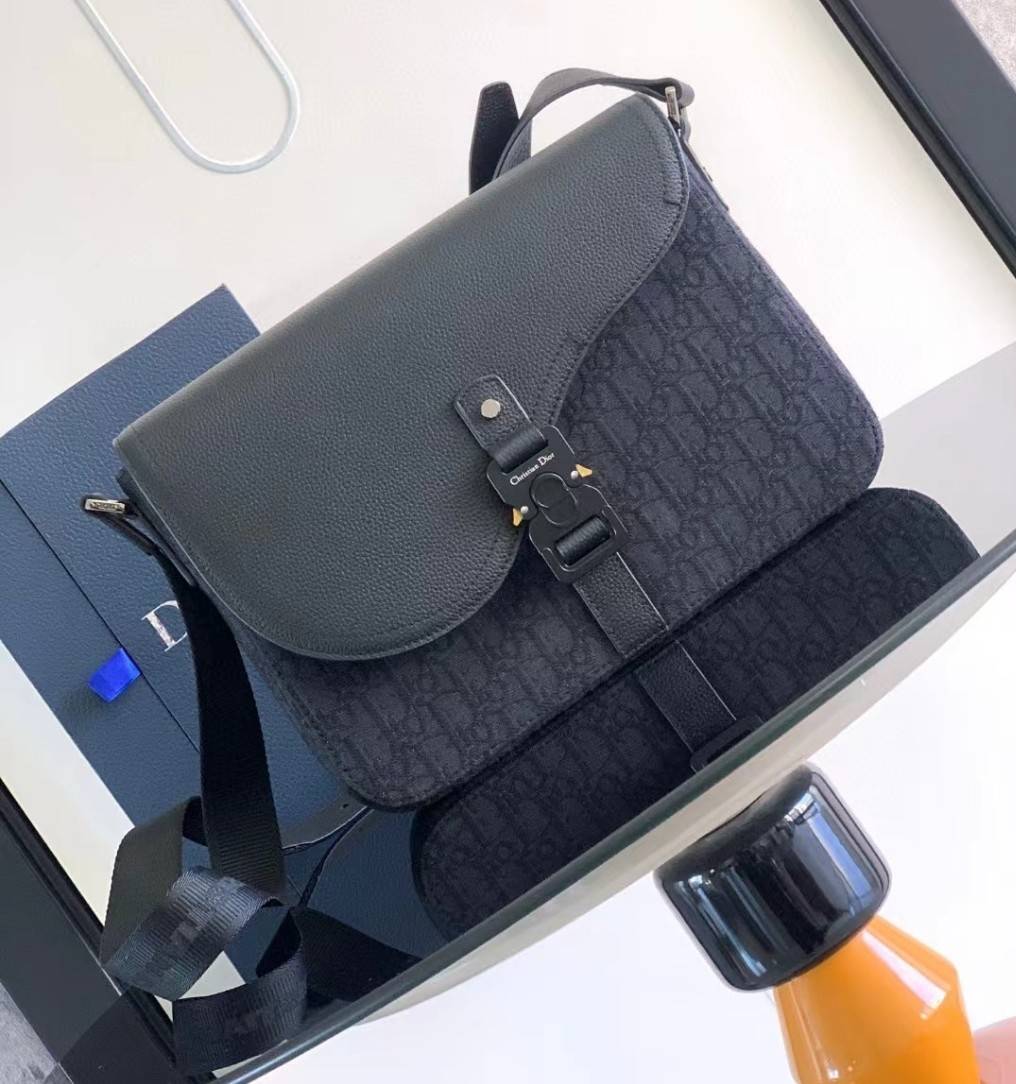 Large DIOR Saddle Messenger Bag with Flap 30cm กระเป๋าทรงแมสเซ็นเจอร์รุ่นยอดนิยม ท่านชายควรมีมากค่า ใบใหญ่จุของได้เยอะ สวยหรูดูดีมีระดับ ต้องยกให้รุ่นนี้เลยค่ะ