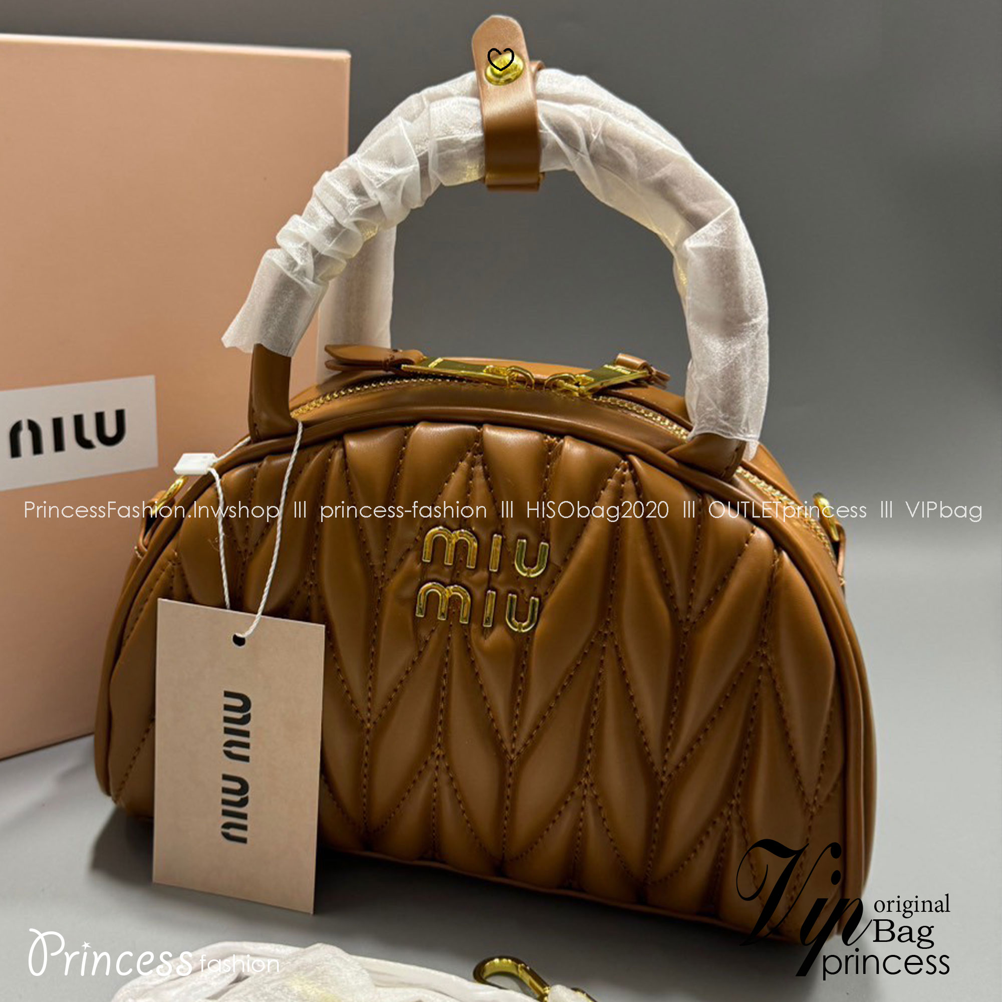 MIU MIU Dumplings leather bag กระเป๋าถือ/สะพายสุดชิค ดีไซน์เพิ่มดีเทล ด้วยการเดินด้ายเป็นเอกลักษณ์ สวยดูแพง ดีไซน์เรียบแต่มากมีอยู่จริง สวยดูแพง แมทชุดได้ง่ายสุด มินิมอลมินิใจ หูจับในตัวง่ายและสะดวกพกพา