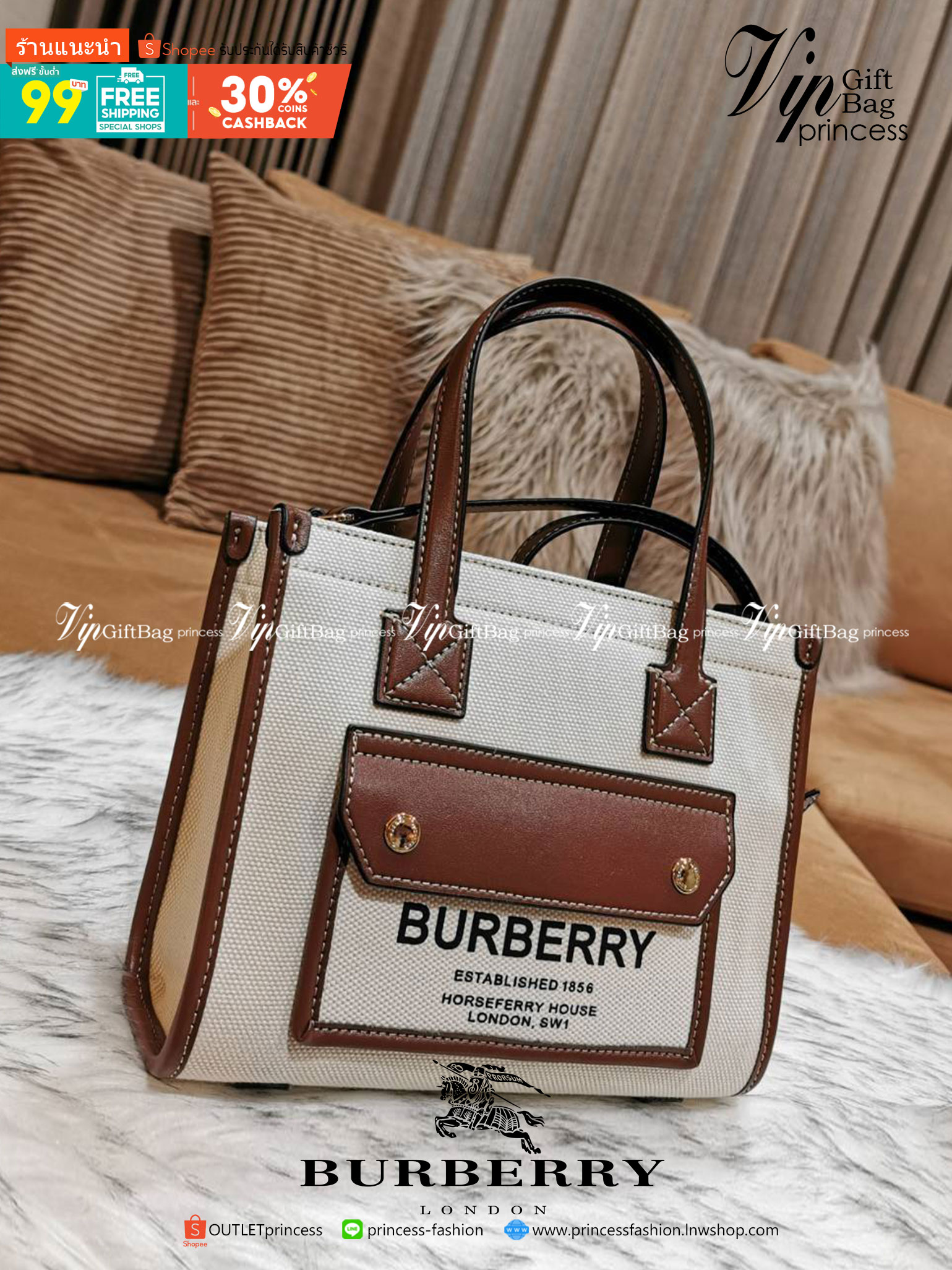 BURBERRY FRAGRANCES CROSSBODY BAG VIP GIFT WITH PURCHASE (GWP) พรีเมี่ยมกิ๊ฟ Limited Edition จาก BURBERRY PERFUME วัสดุ Canvas & Leather ทรงเหลี่ยม TwoTone ดีไซน์สวยอยู่ทรง ด้านหน้ามีช่องใส่ของ ภายในโล่งกว้าง สามารถใส่กระเป๋าสตางค์ยาว มือถือ ของใช้ได้เยอะ
