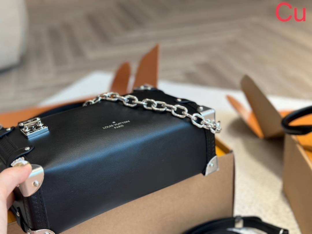 LV Side Trunk MM Leather Bag กระเป๋าสะพายทรงกล่องสีดำคลาสสิกทันสมัยมีสไตล์ รุ่นใหม่หนังเรียบสวยสุดไอคอนิก พร้อมตอบรับได้ทุกลุค ทุกสไตล์