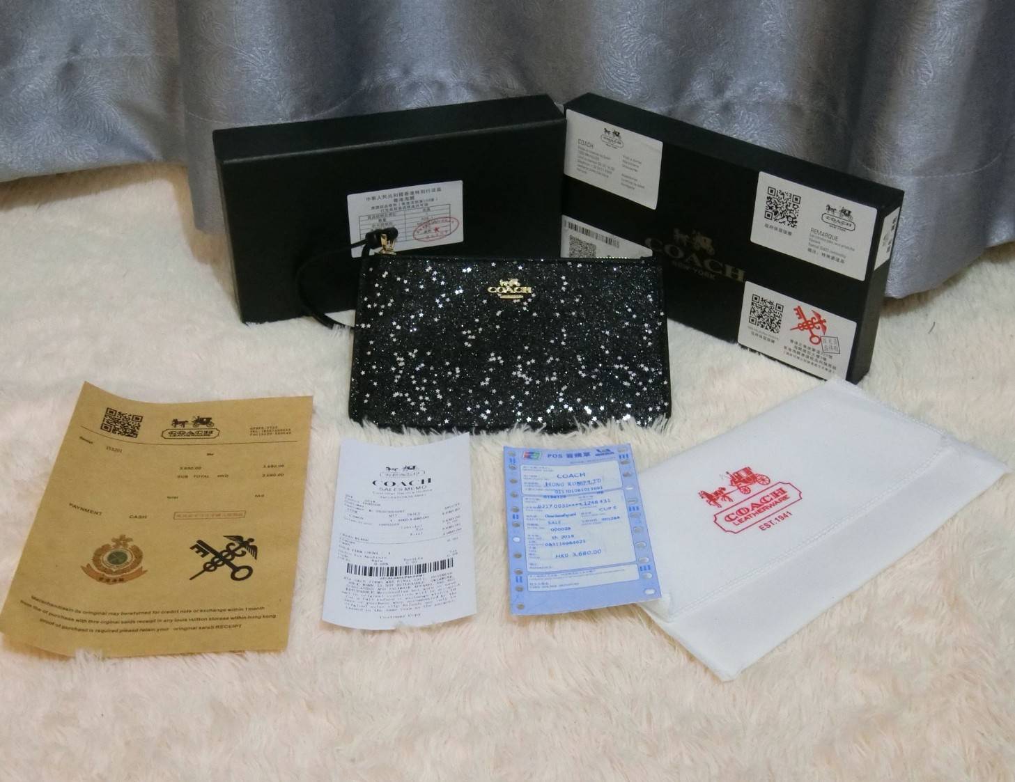 Coach Star Glitter Corner Zip Wristlet / FACTORY HK กระเป๋าคล้องมือทรงคลัช ตัวกระเป๋าตกแต่งกริ๊ตเตอร์ ด้านหน้าติดอะไหล่แบรนด์ สวยหรู เปิดปิดด้วยซิป ด้านในบุผ้ากำหยี่สามารถใส่โทรศัพท์มือถือได้ทุกรุ่น มาพร้อมสายคล้องมือ 1เส้น MUST HAVE!!