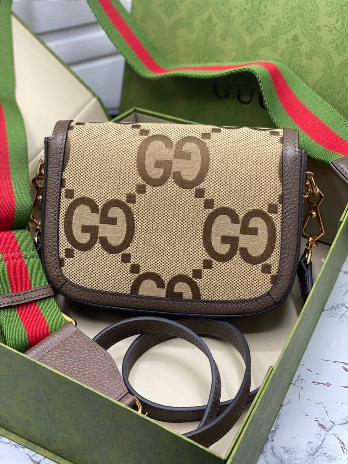 หนังแท้ 】Gucci Horsebit 1955 jumbo GG mini bag 20cm พร้อมส่งที่ไทย เกรดออริจินอล ลายใหม่ Jumbo Double G กระเป๋าสะพายขนาดมินิ โดดเด่นด้วยเว็บเฮาส์สีเขียวและสีแดงอันเป็นเอกลักษณ์ ซึ่งเป็นหัวเข็มขัดแบบร่วมสมัยของกุชชี่จากยุค 70 เสริมการออกแบบแต่ละชิ้นด้วยโลโ