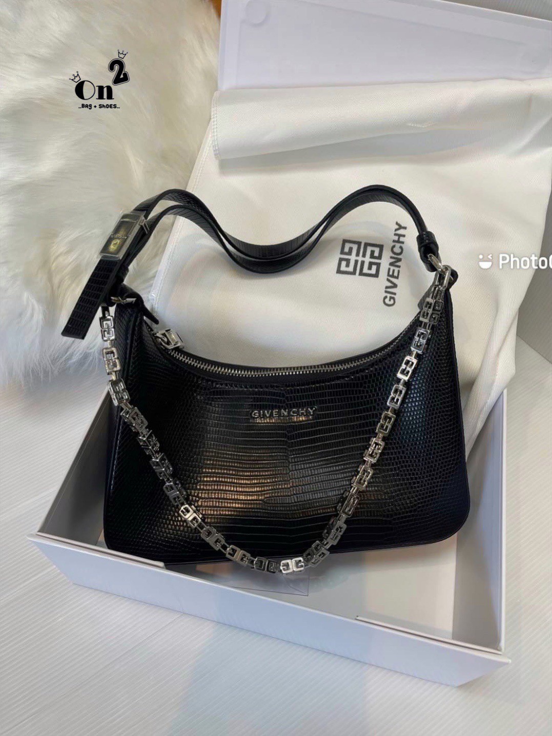 Givenchy Black Moon Cut Out Shoulder Bag พร้อมส่งที่ไทย กระเป๋าสะพายไหล่งานซิปใบเล็ก หน้าติดโลโก้แบรนด์มาพร้อมสายโซ่ งานสวยตามรูป อะไหล่เงิน สายสะพายปรับระดับได้ เกรดมิลเลอร์สวยหรู สาวๆ รีบจับจอง อย่าคิดนาน ราคานี้กับคุณภาพถือว่าคับแก้วมั๊กมากกกก ไม่ซื้อท