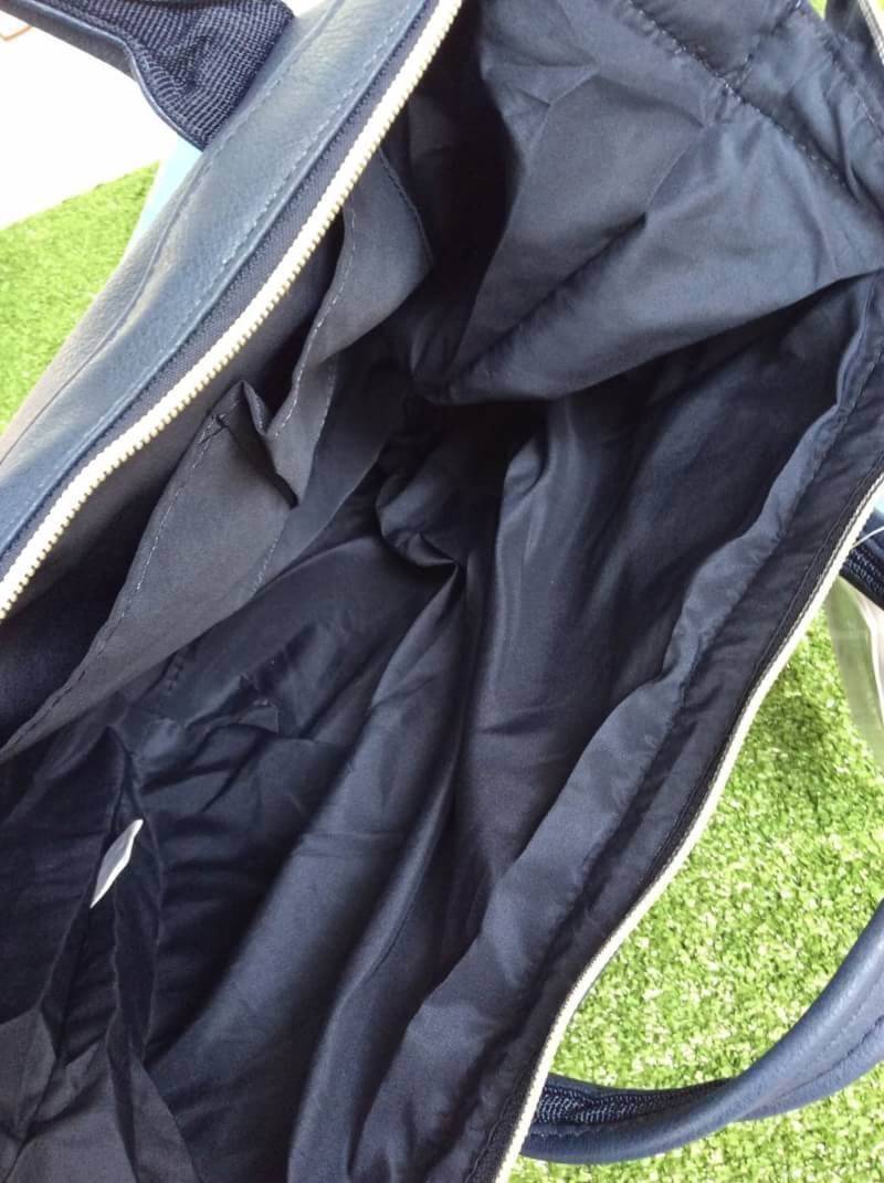 ANELLO 2 WAY PU LEATHER BOSTON BAG รุ่นใหม่ล่าสุดจากแบรนด์ที่ทุกคนต้องรู้จัก รุ่นนี้วัสดุคือหนังpu แบบนิ่มและน้ำหนักเบา กันน้ำได้ สะพายเป็นทรงcrossbodyสายยาวปรับได้ฟรีไซส์ถอดออกได้ หรือจะถือก็สวยเเก๋ ปากกระเป๋ามีโครงเป็นเอกลักษณ์จุดเด่น หูจับมีตัวล้อคด้วย