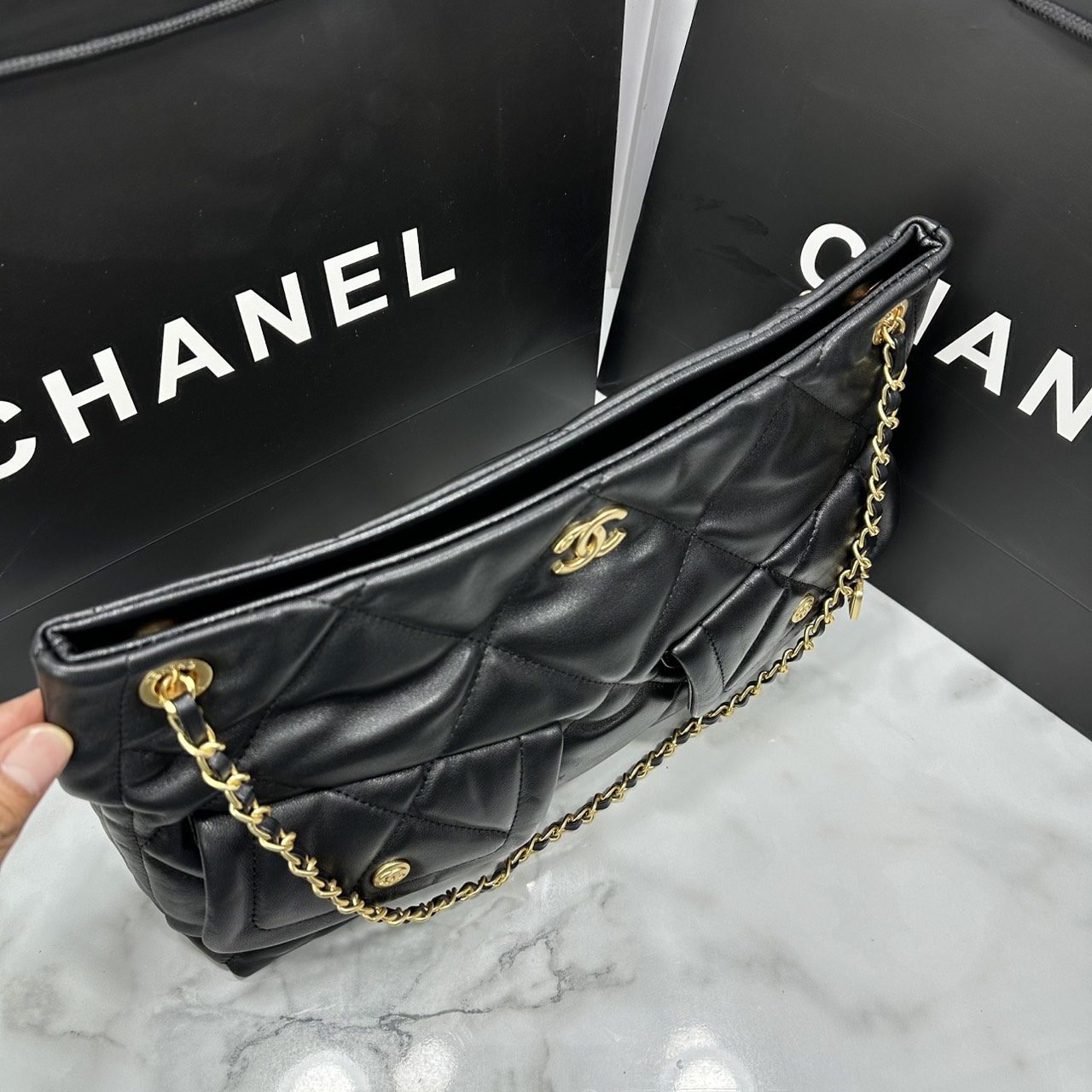 ORI หนังแท้ | Chanel shopping bag Shiny Leather Black / Chanel Tote Bag 36cm กระเป๋าสะพายทรงโท้ทใบใหญ่ ภายในโล่งกว้างจุของได้เยอะ คอลเลคชั่นฤดูใบไม้ร่วง-ฤดูหนาว 2025/26 ถ่ายทอดเสน่ห์เย้ายวนเหนือกาลเวลา