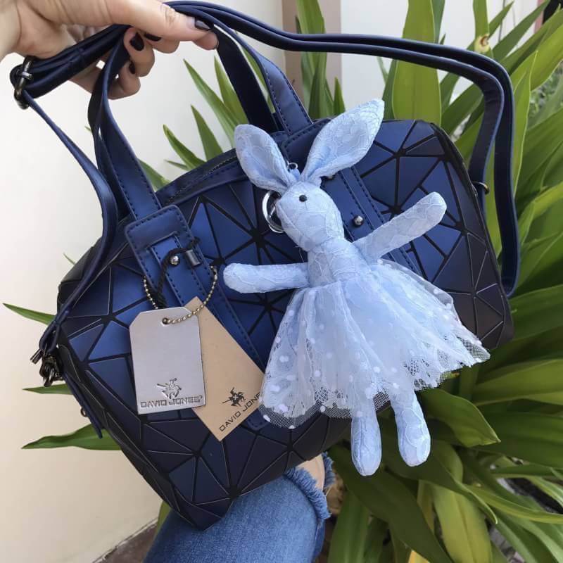 สีเข้าใหม่รุ่น หายากคะ 👍ทรง speedy ขายดี น่ารักมาก 3 สี น่ารักมากรับประกันเลยค่า พร้อมกระต่าย polka dot เข้า set เลิศคะ กระเป๋า จากแบรนด์ David Jones กระเป๋าสะพายข้างดีไซน์เกร๋มาก สีสวยหรูมาก ขนาดกะลังดีเลย น้ำหนังเบามากคะ ภายในมีช่องเก็บของจุกจิก