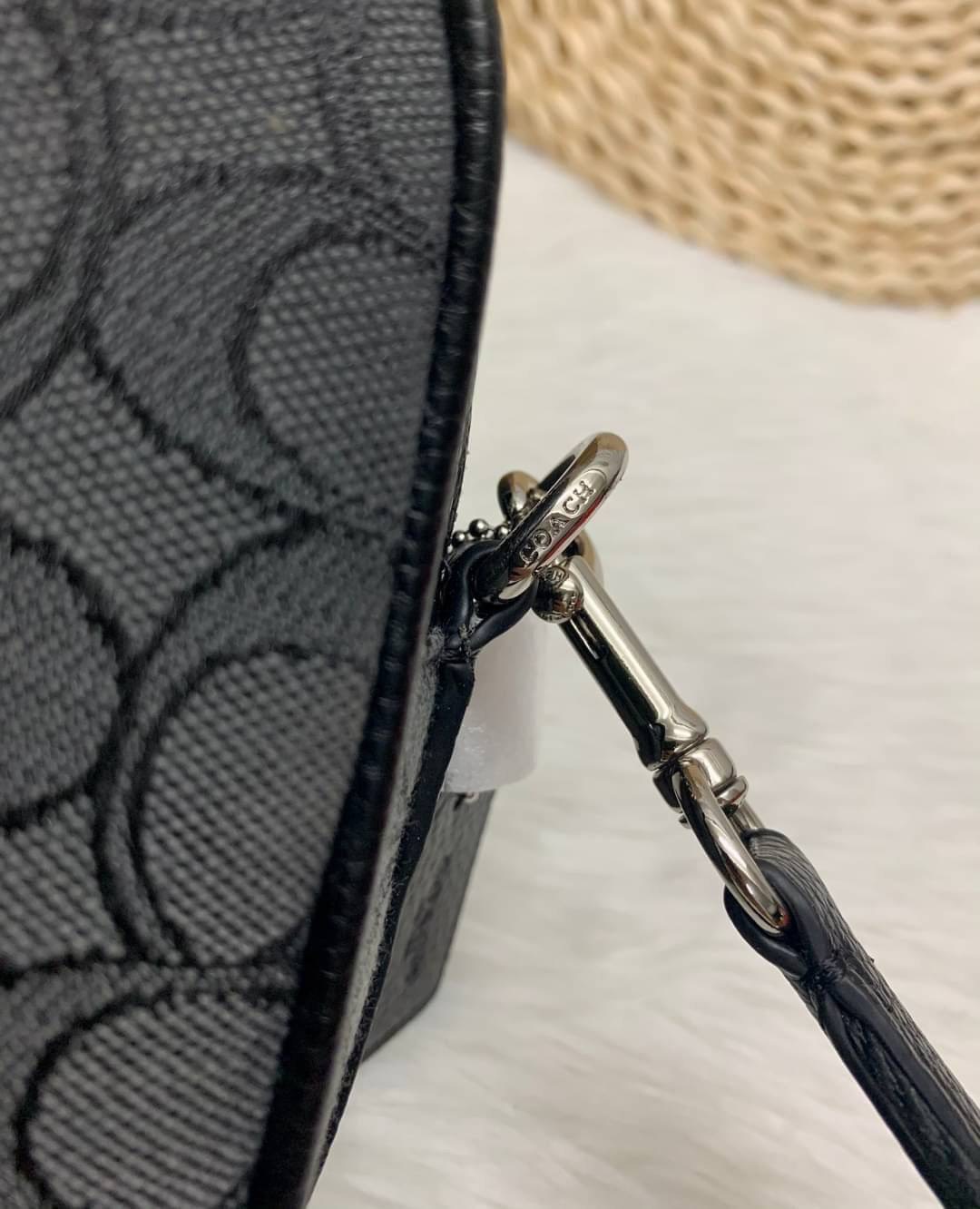 Coach Dempsey Camera Bag In Signature Jacquard With Stripe And Coach Patch ((1912)) พร้อมส่งที่ไทย! กระเป๋าสะพายครอสบอดี้ร์กรือสะพายข้างได้ วัสดุJacquard+หนังแท้ สวยงามมากๆค่ะ