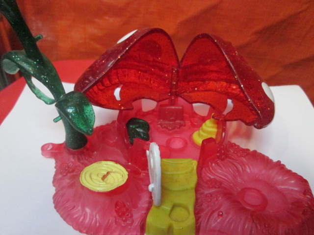 StrawberryShortcake and the Muchroom house ตุ๊กตาตัวละครและตัวการ์ตูนชื่อดัง