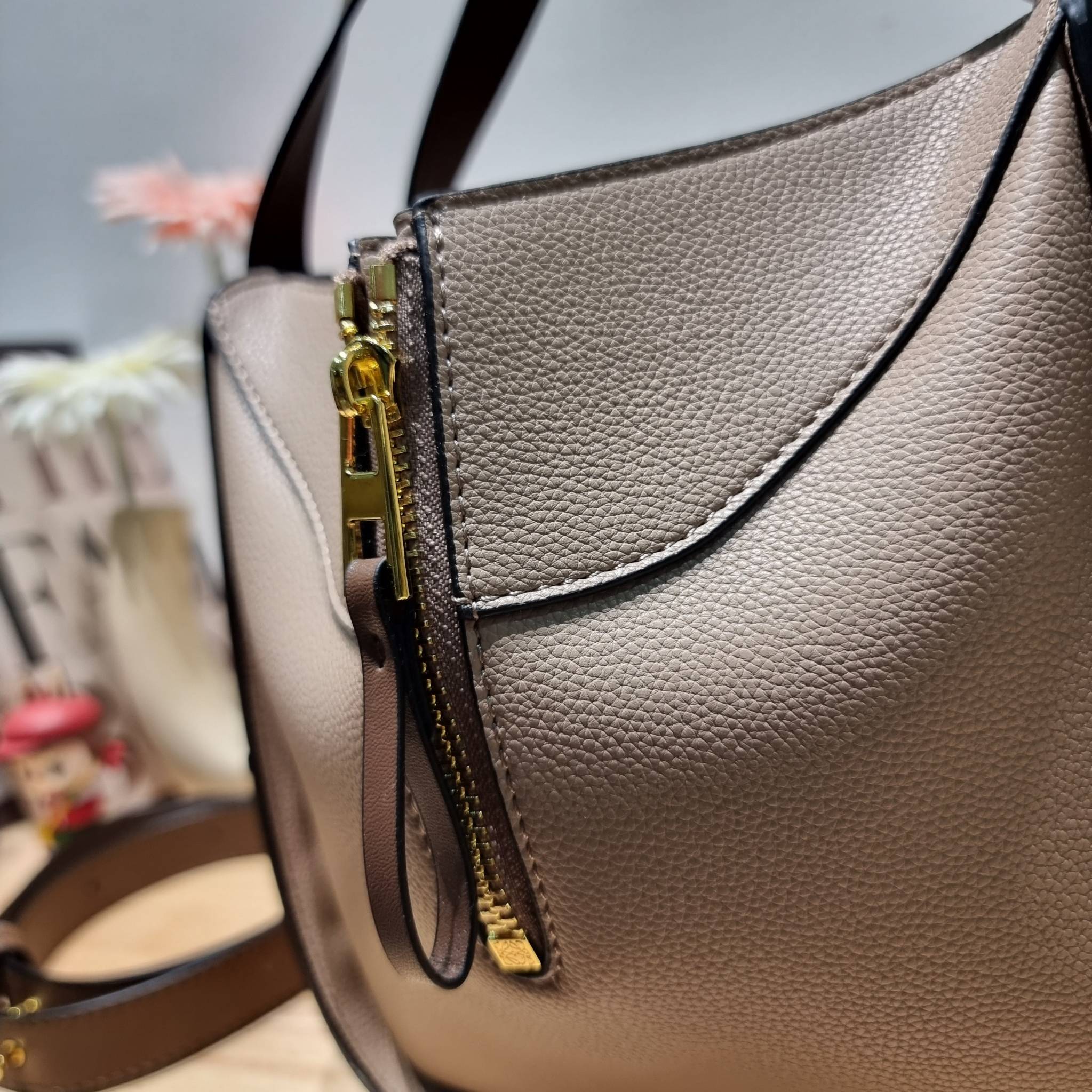 LOEWE SMALL HAMMOCK IN SAND GRAINED LEATHER คอลสุดฮิต ไอเท็มยอดนิยม ที่ใครๆก็ใช้กัน!! กระเป๋าสะพายดีไซน์สุดแซ่บ ที่สามารถปรับเปลี่ยนรูปทรงได้หลากหลาย