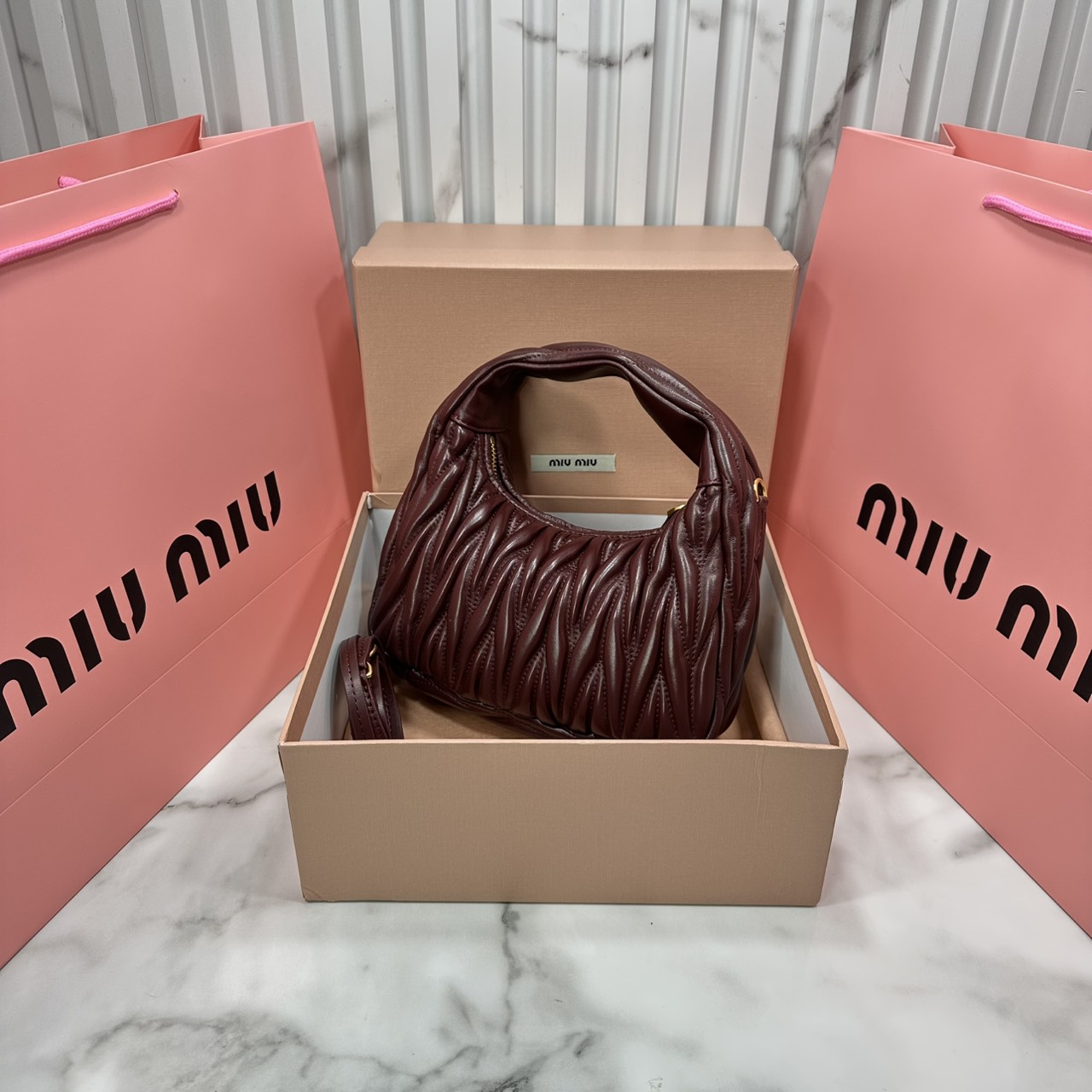 ORI หนังแท้ | MIU MIU Wander matelassé nappa leather hobo bag Small 22cm กระเป๋าสะพายทรงโฮโบ คิ้วท์สุดปัง ลุคลูกคุณหรูหราด้วยดีไซน์จับจีบนูนลวดลายเป็นเอกลักษณ์ หูจับในตัว ถือแบบเลิศๆ หรือจะใส่สายสะพายข้างก็ได้อีกลุค