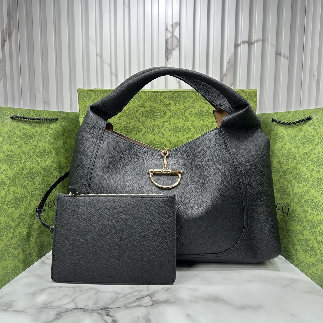 Gucci Softbit maxi shoulder bag โฉมใหม่ล่าสุด กับกระเป๋าสะพายรูปทรงใหม่เรียบหรูด้วยหนังลายเกรน ใบใหญ่จุใจพร้อมใบลูกเข้าเซ็ท ตกแต่งอะไหล่ Horsebit ครึ่งรูปขนาดใหญ่ด้านหน้าสวยหรูโดดเด่น สวยผู้ดี ดารา เซเลปใช้กันเพียบ