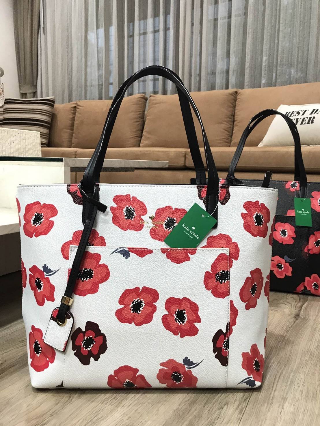 KATE SPADE New York Hyde Lane Poppies Riley Rose Tote Bag กระเป๋าสะพายทรง Tote Bag หนังสวยอยู่ทรงคอลเลคชั่น ดอก Poppies ห้อย TAG ที่หูกระเป๋าด้านหน้าประดับโลโก้ มีช่อง หน้าใส่ของได้ ภายในมีช่องซิป และช่องใส่มือถือ กว้างและจุ ใส่ ipad, notebook, เอกสาร A4 