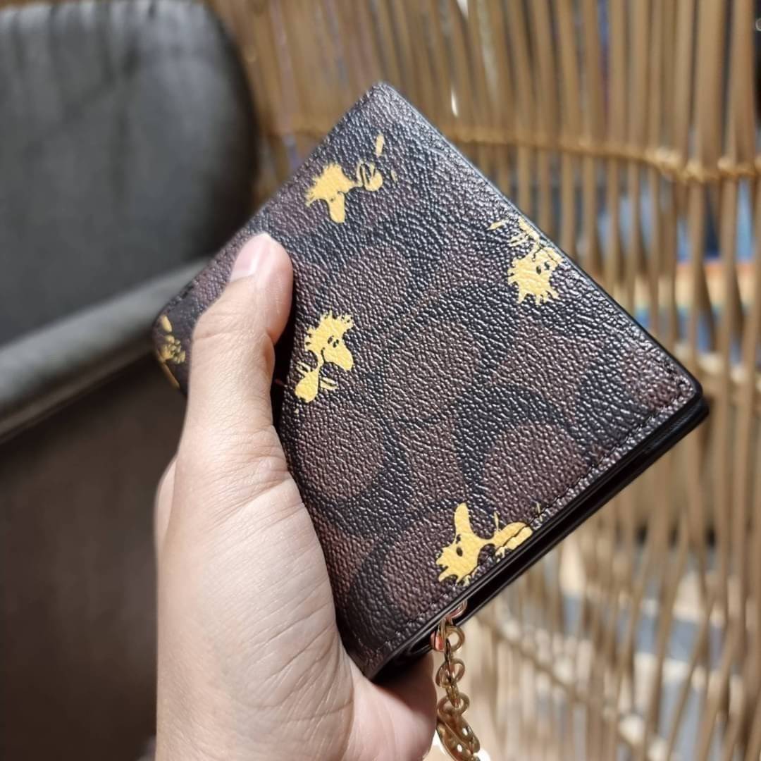 C4591 C4592 COACH COACH x PEANUTS SNAP WALLET IN SIGNATURE CANVAS WITH SNOOPY PRINT / WITH WOODSTOCK PRINT กระเป๋าสตางค์ใบเล็ก ขนาดกำลังเหมาะ ดีไซน์น่ารักอีกแล้วจ้า ♥️ มันน่ารักน่าใช้มาก โดดเด่นด้วยลายคอลเลคชั่นยอดฮิต วัสดุหนังแคนวาสเคลือบลาย เปิด-